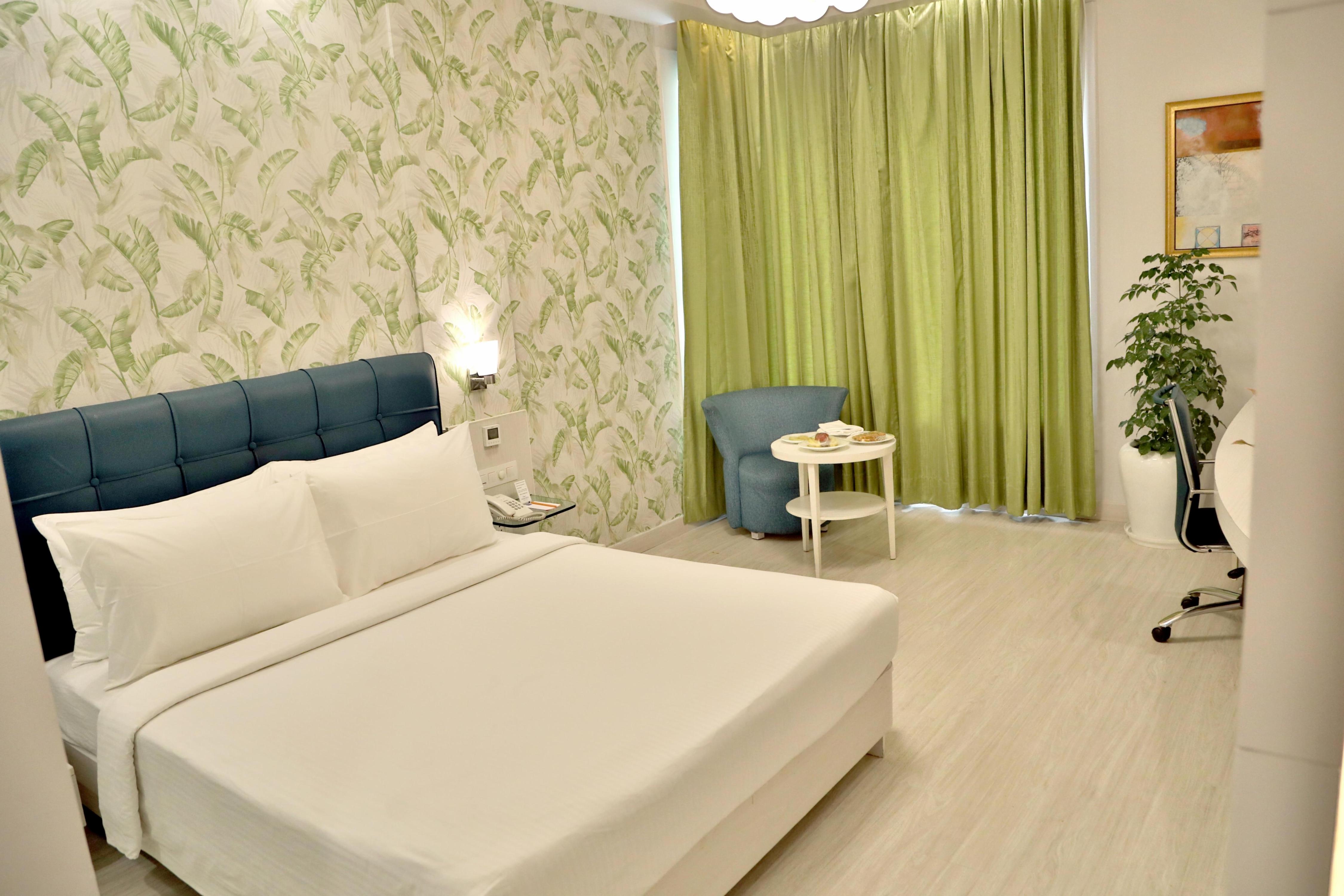 Sarovar Portico Naraina Room Type - Deluxe Room - 1 King Bed 26SQM WiFi Shower