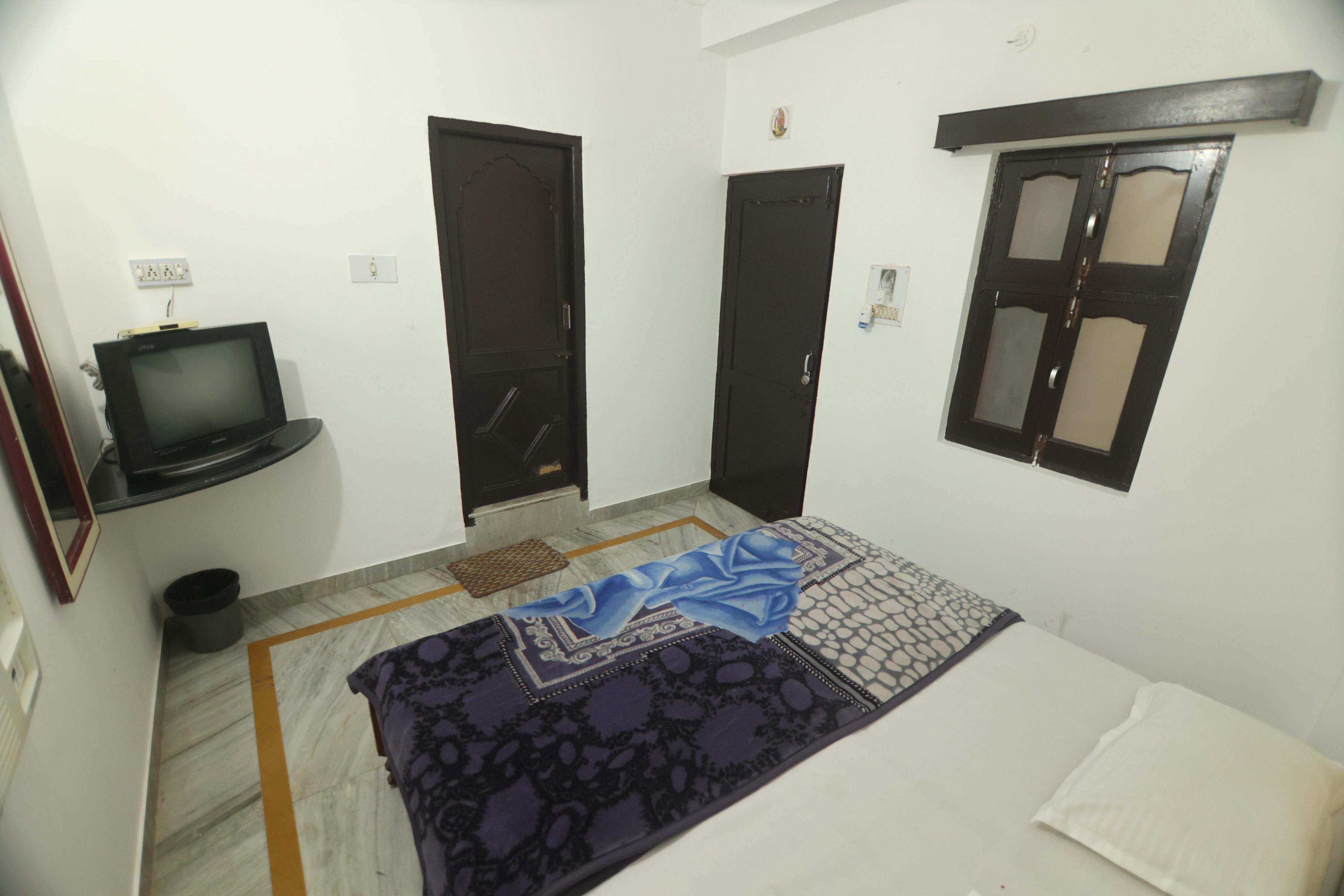 Hotel Raman Palace (PURE VEGETARIAN FAMILY HOTEL) - Tap to explore photos