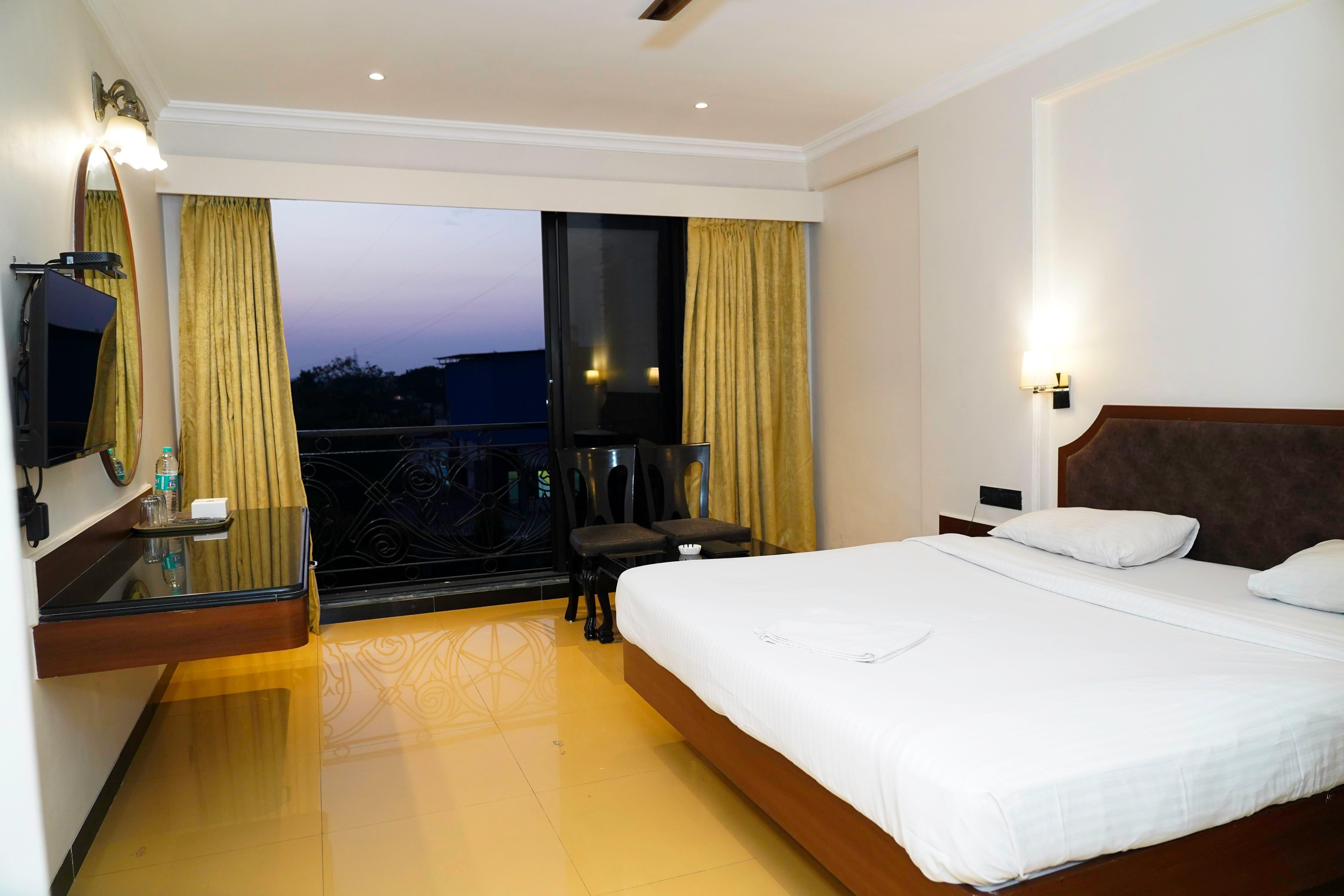 HOTEL SUN SHINE INN Room Type - Deluxe Room (21 Age and Above Allowed)