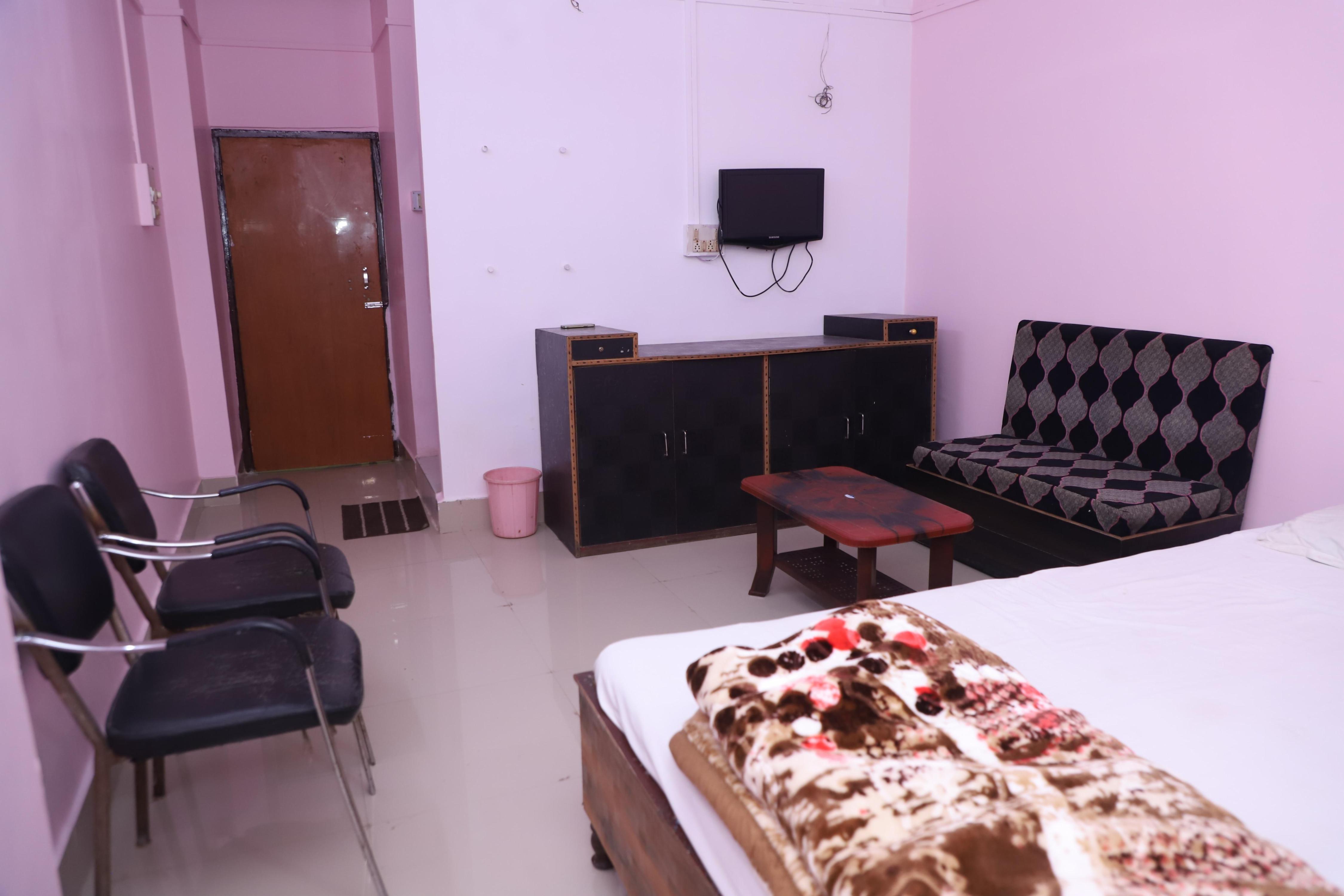 Chawla Guest House Room Type - Triple Bed Room AC