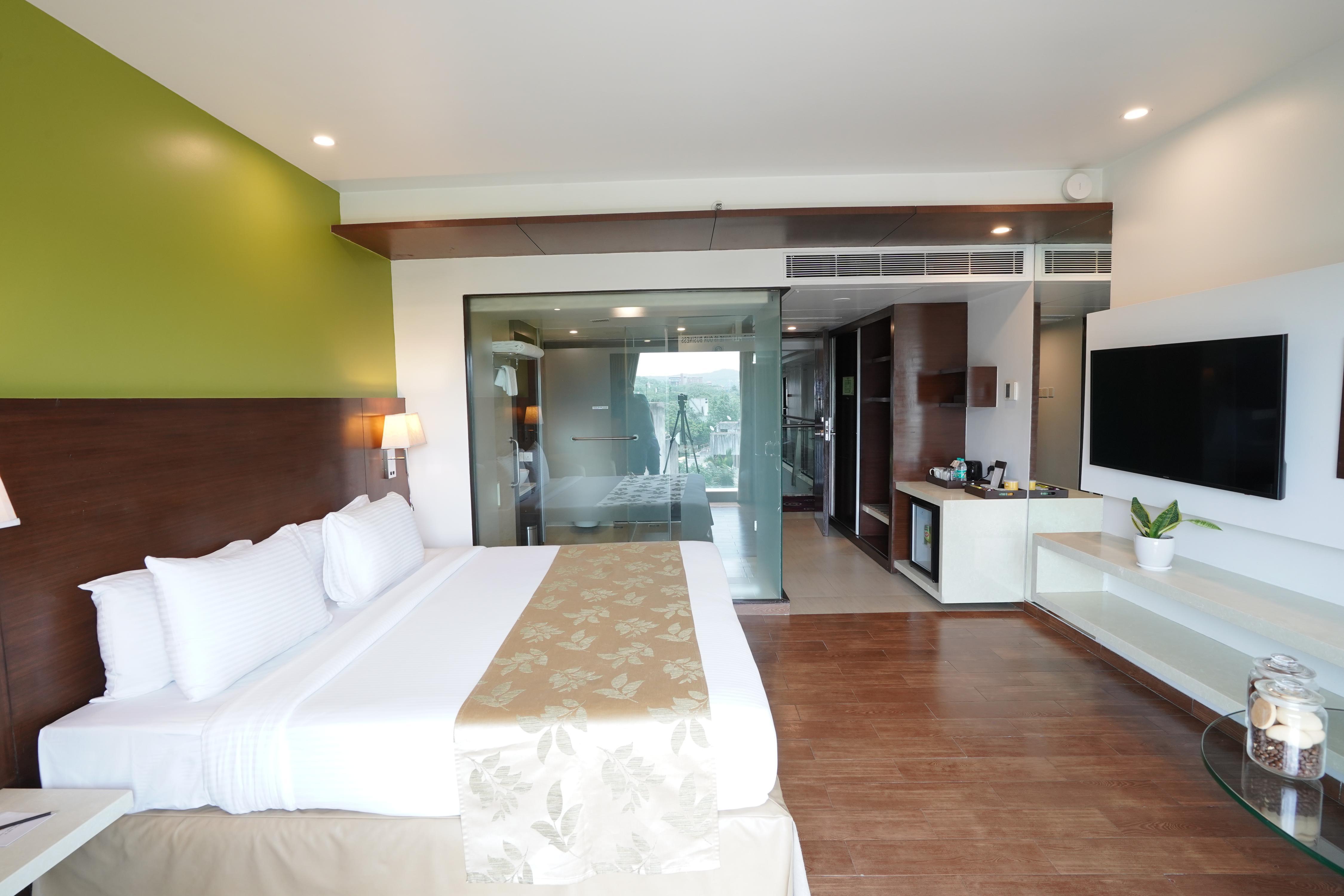 Ramee Grand Hotel and Spa Room Type - Grand Room with Bathtub