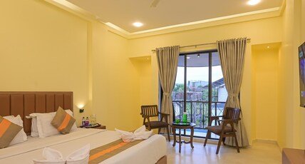 Hotel Aristro Room Type - Deluxe AC Room with Balcony and WiFi