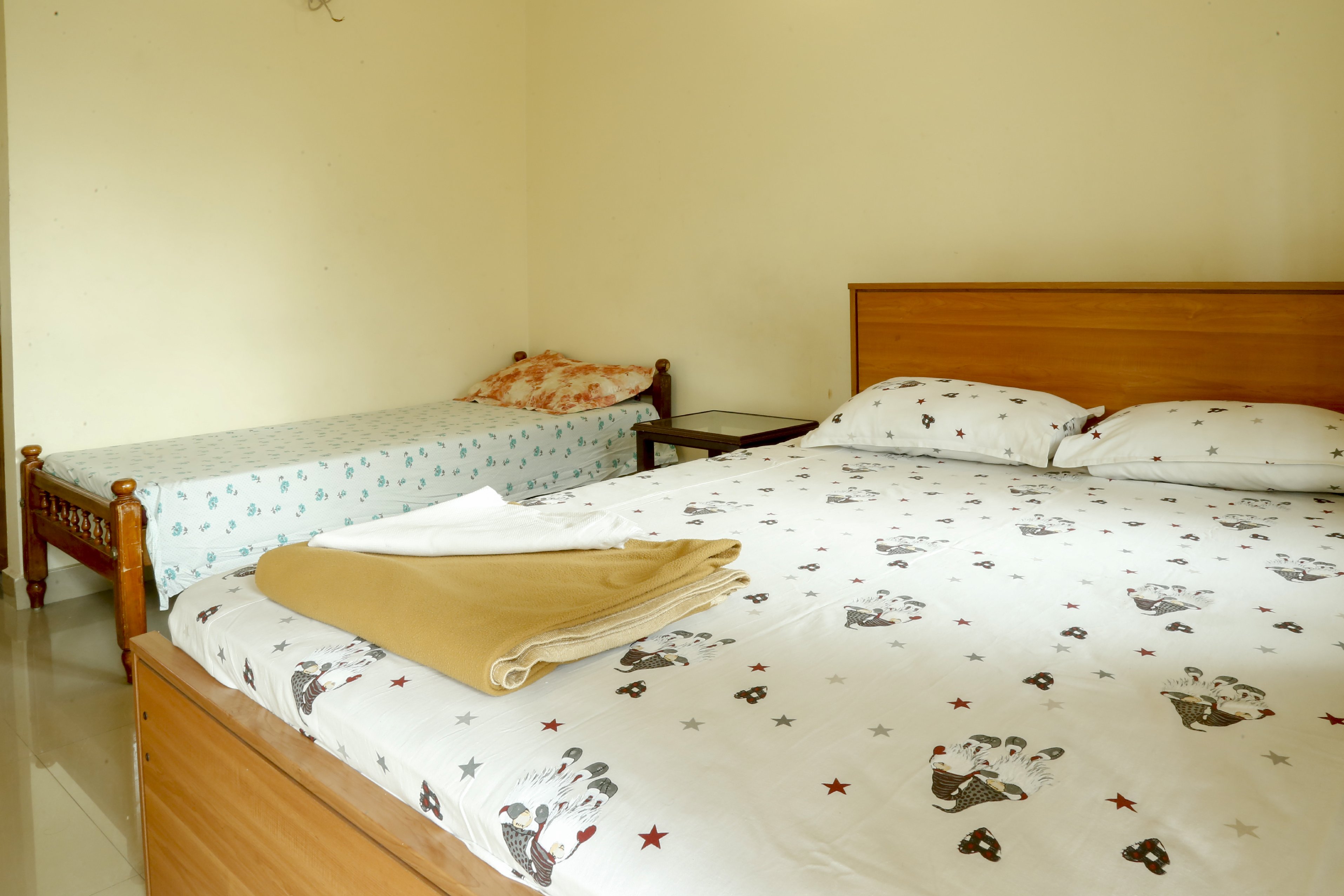 Palm Grove Service Villa | Rooms & Wi-Fi - Tap to explore photos