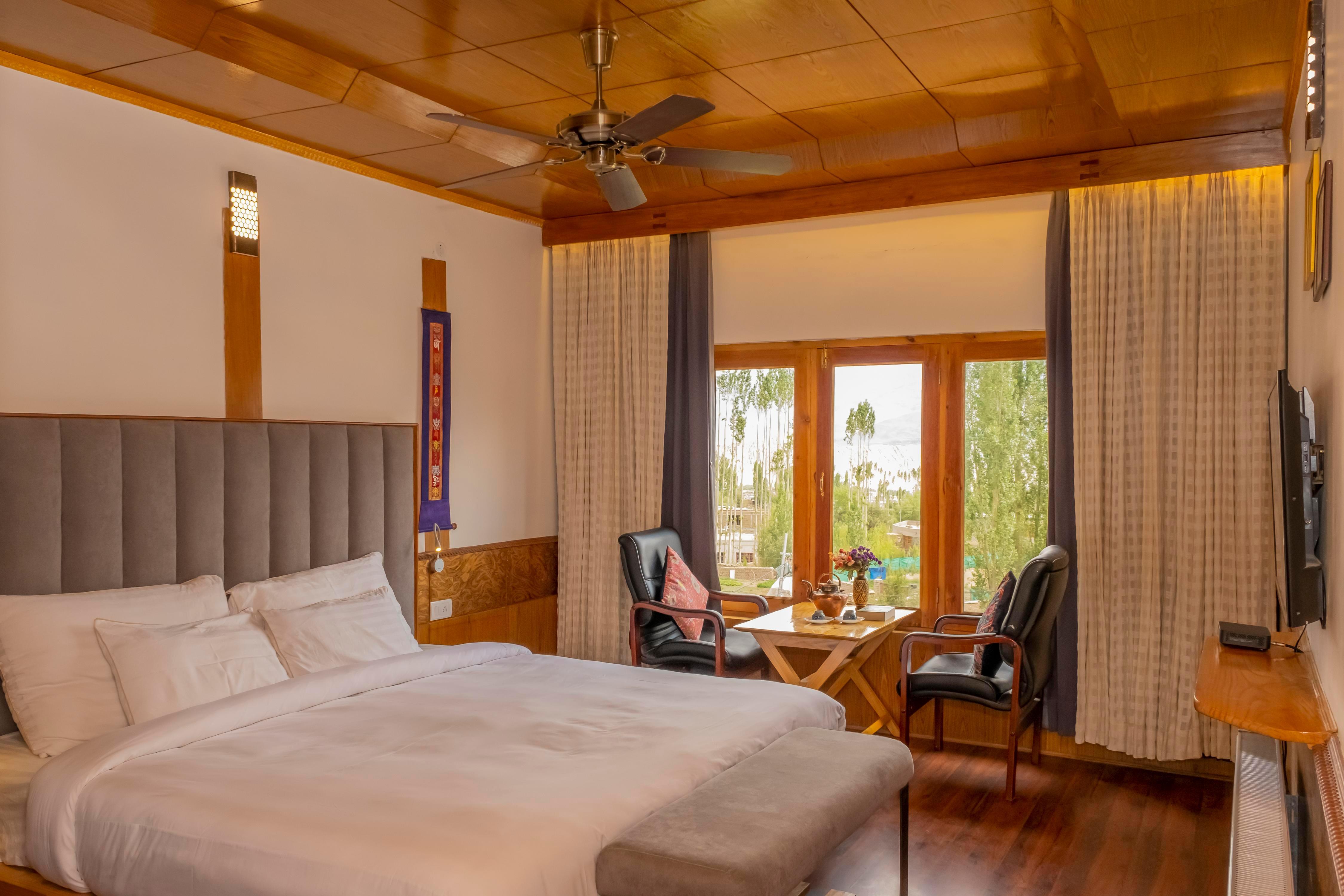 Hotel Cho Palace - Tap to explore photos