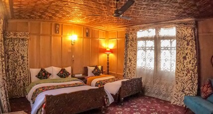 Houseboat New Golden Flower Room Type - Deluxe Room With High Speed Internet