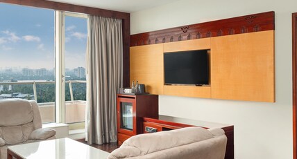 Crowne Plaza Kochi Room Type - 1 King Club Suite Lounge Access