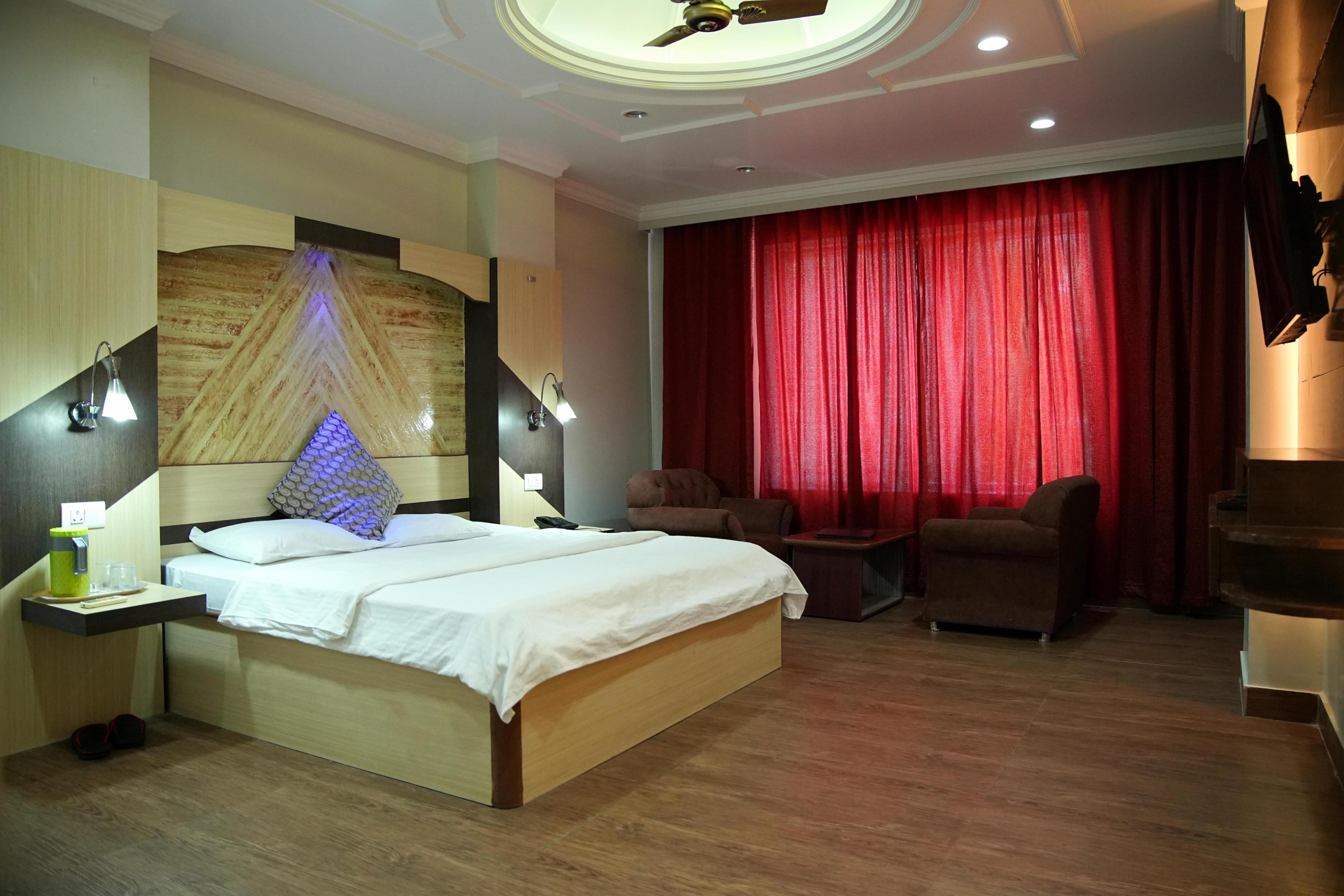Hotel Meridian Palace (With Hot & Cold Air Conditioning) - Tap to explore photos