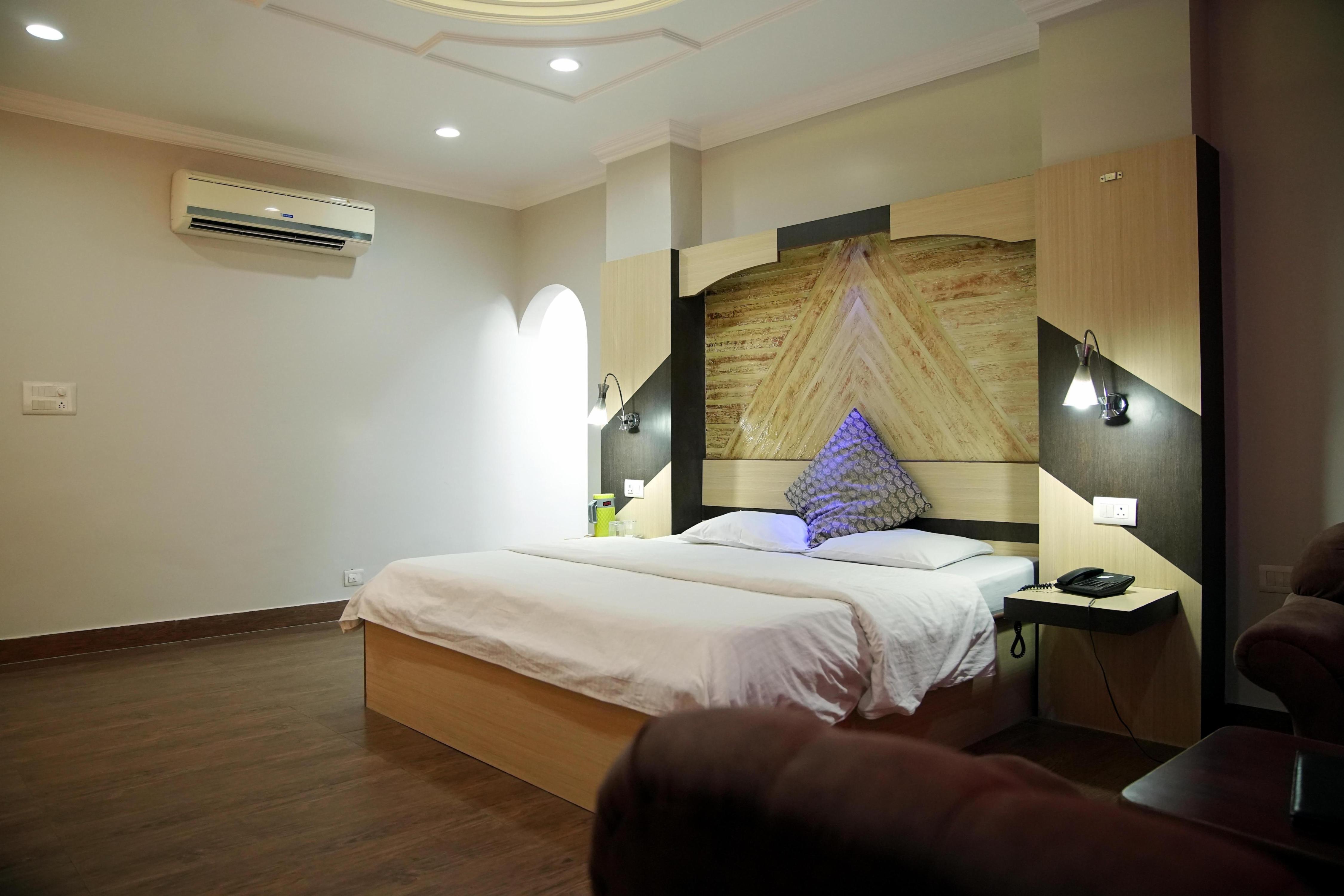 Hotel Meridian Palace (With Hot & Cold Air Conditioning) - Tap to explore photos