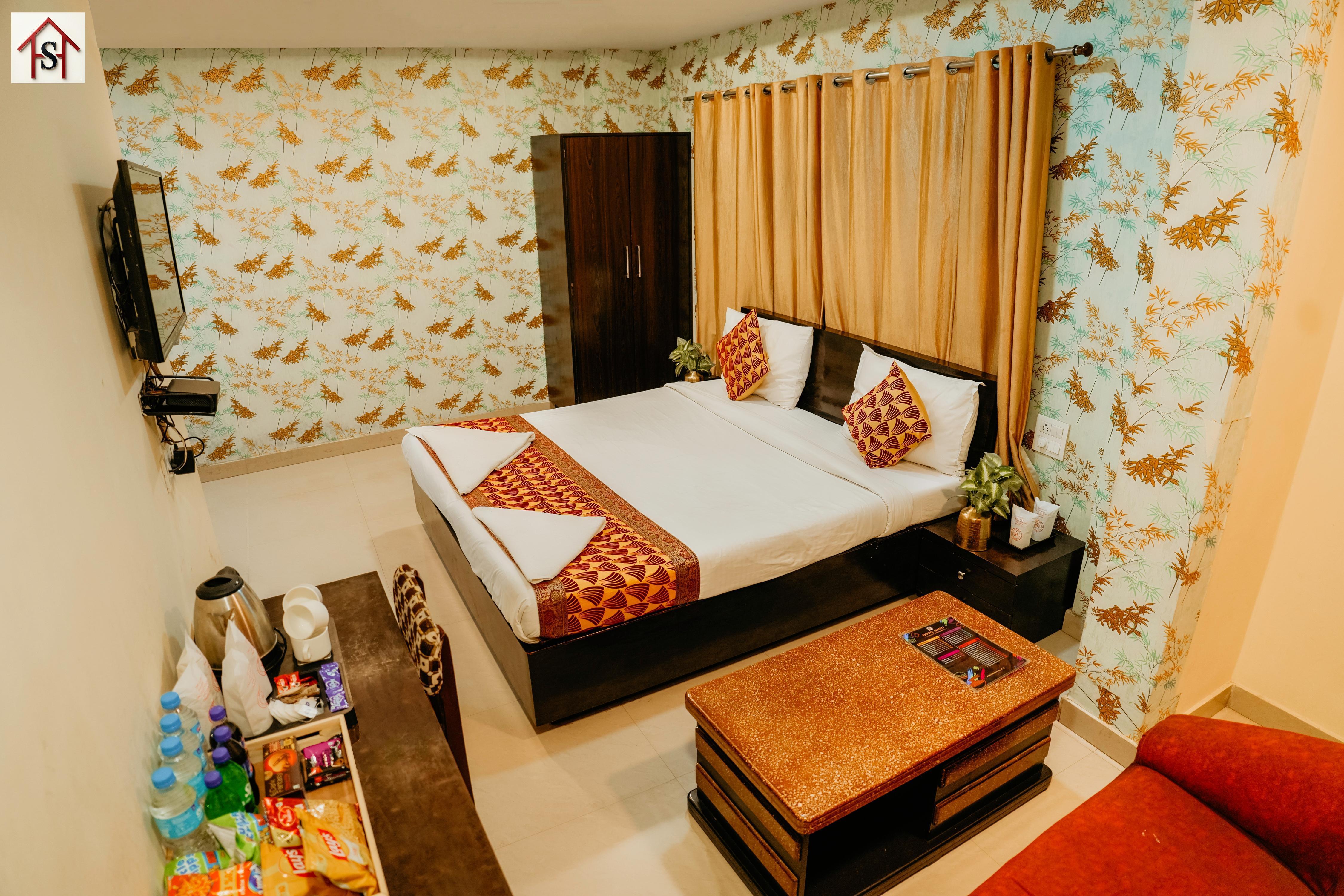 Hotel Sahu Near Kashi Vishwanath Temple Gate - Tap to explore photos