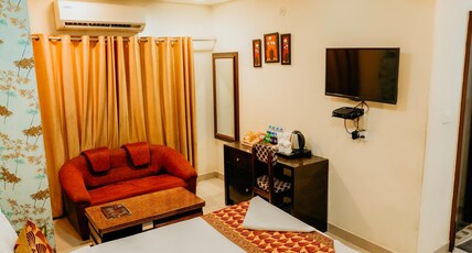 Hotel Sahu Near Kashi Vishwanath Temple Gate Room Type - Premier Room King Bed Hotel Sahu Near Kashi Vishwanath Temple Gate Room Type - Premier Room King Bed