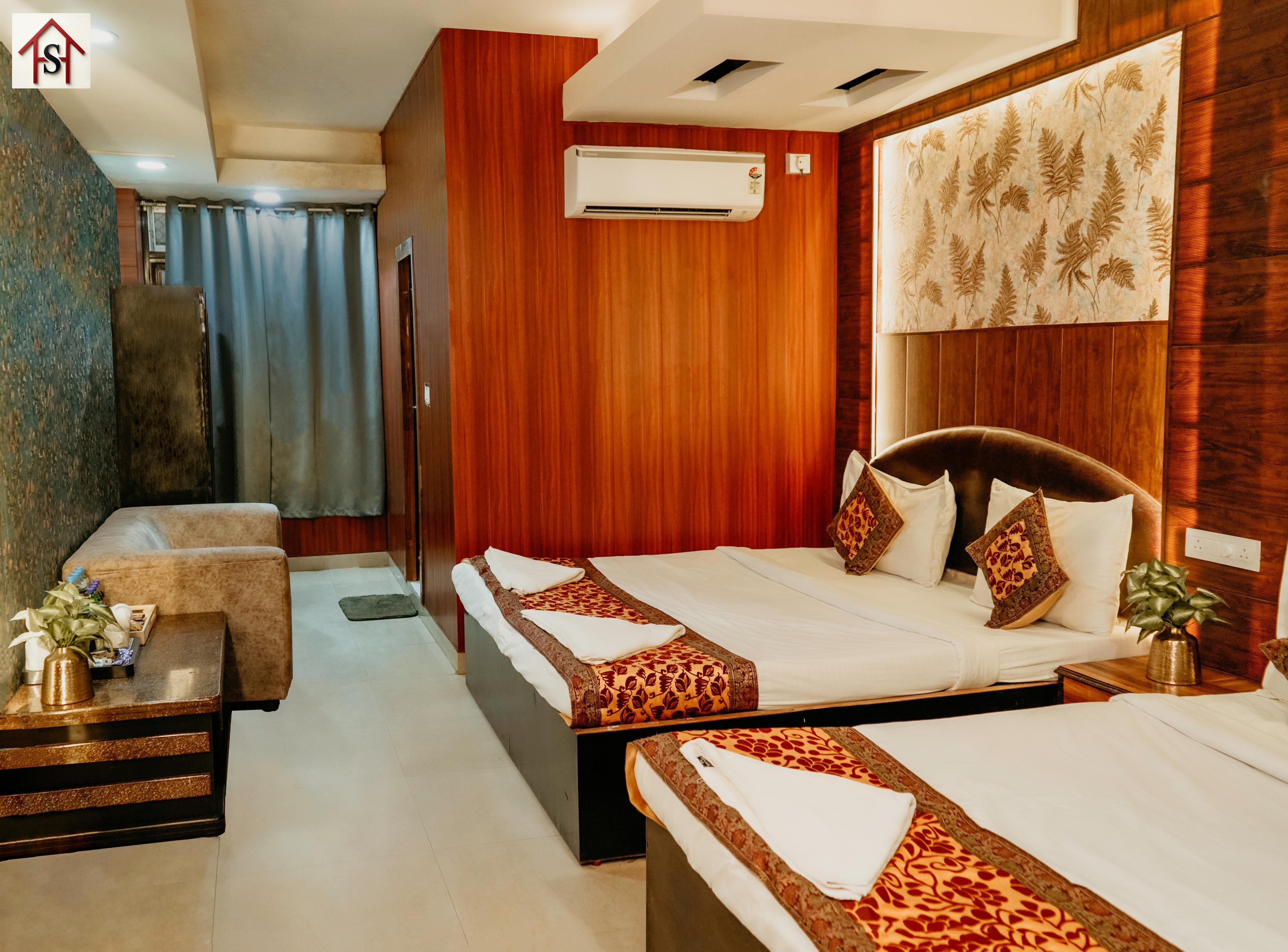 Hotel Sahu Near Kashi Vishwanath Temple Gate Room Type - Deluxe Room Four Bed