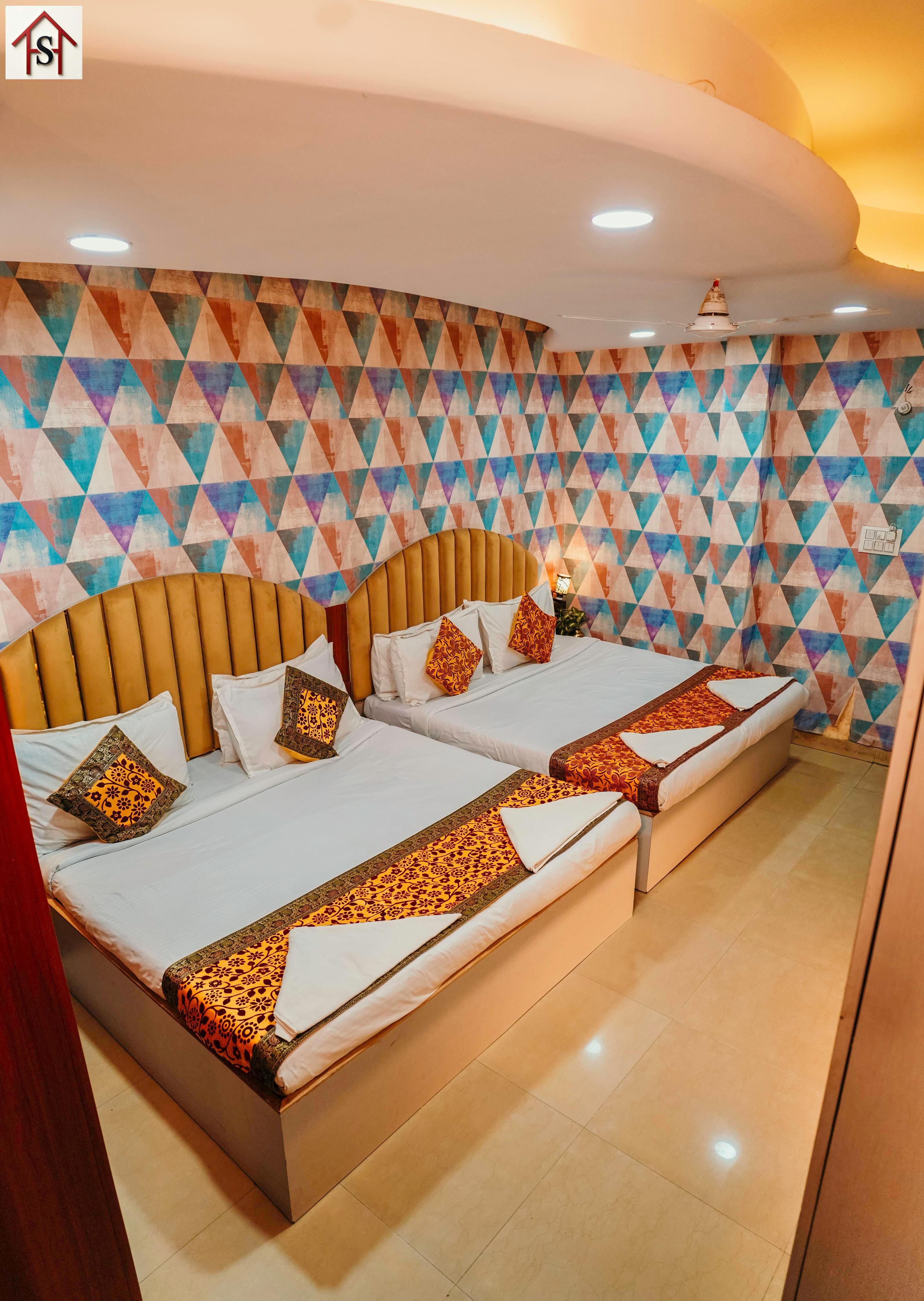 Hotel Sahu Near Kashi Vishwanath Temple Gate Room Type - PREMIUM FOUR BED ROOM