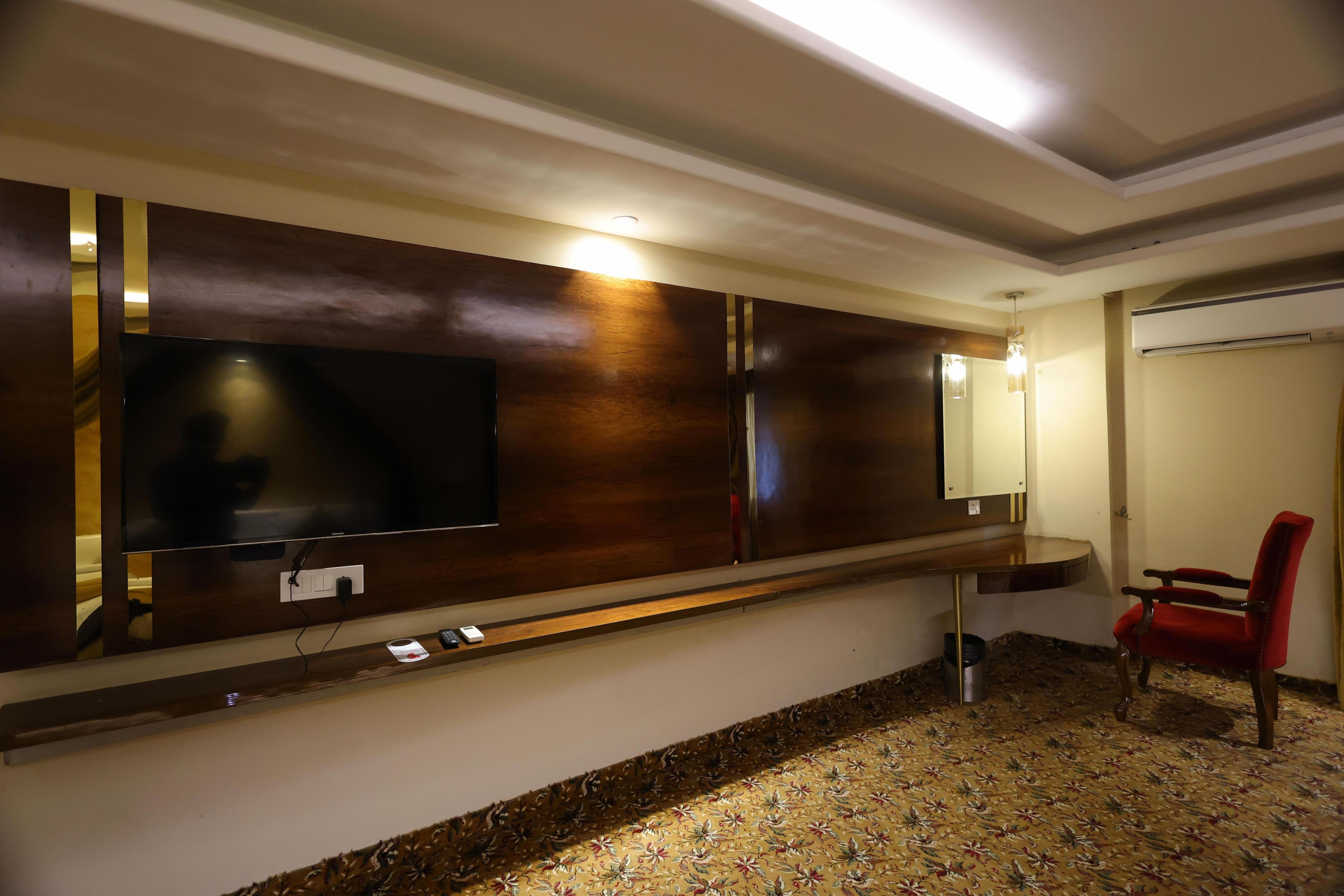Hotel Ramhan Palace Mahipalpur - Tap to explore photos