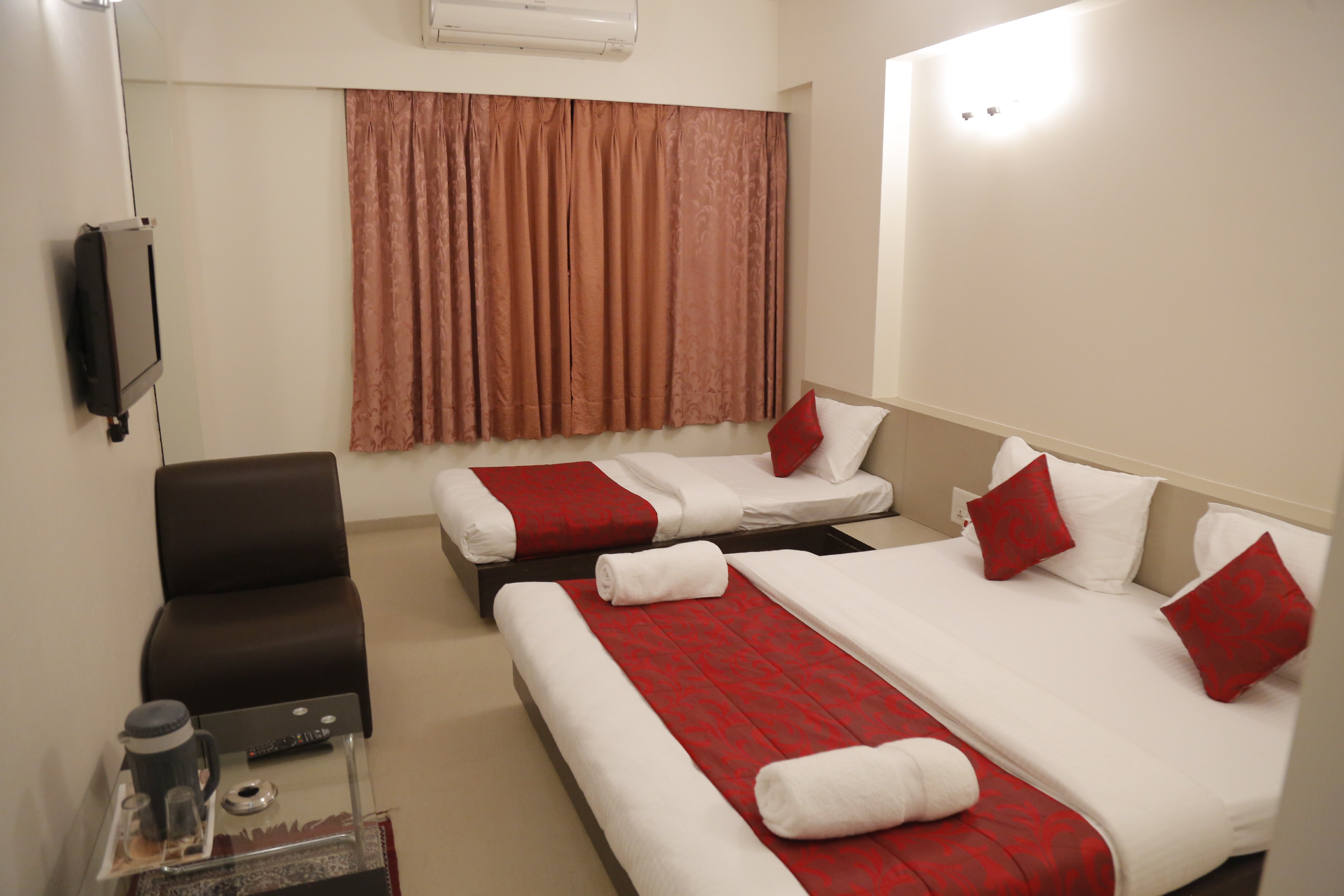 Hotel Sai Dwarka Palace Room Type - TRIPLE BED A.C. ROOM