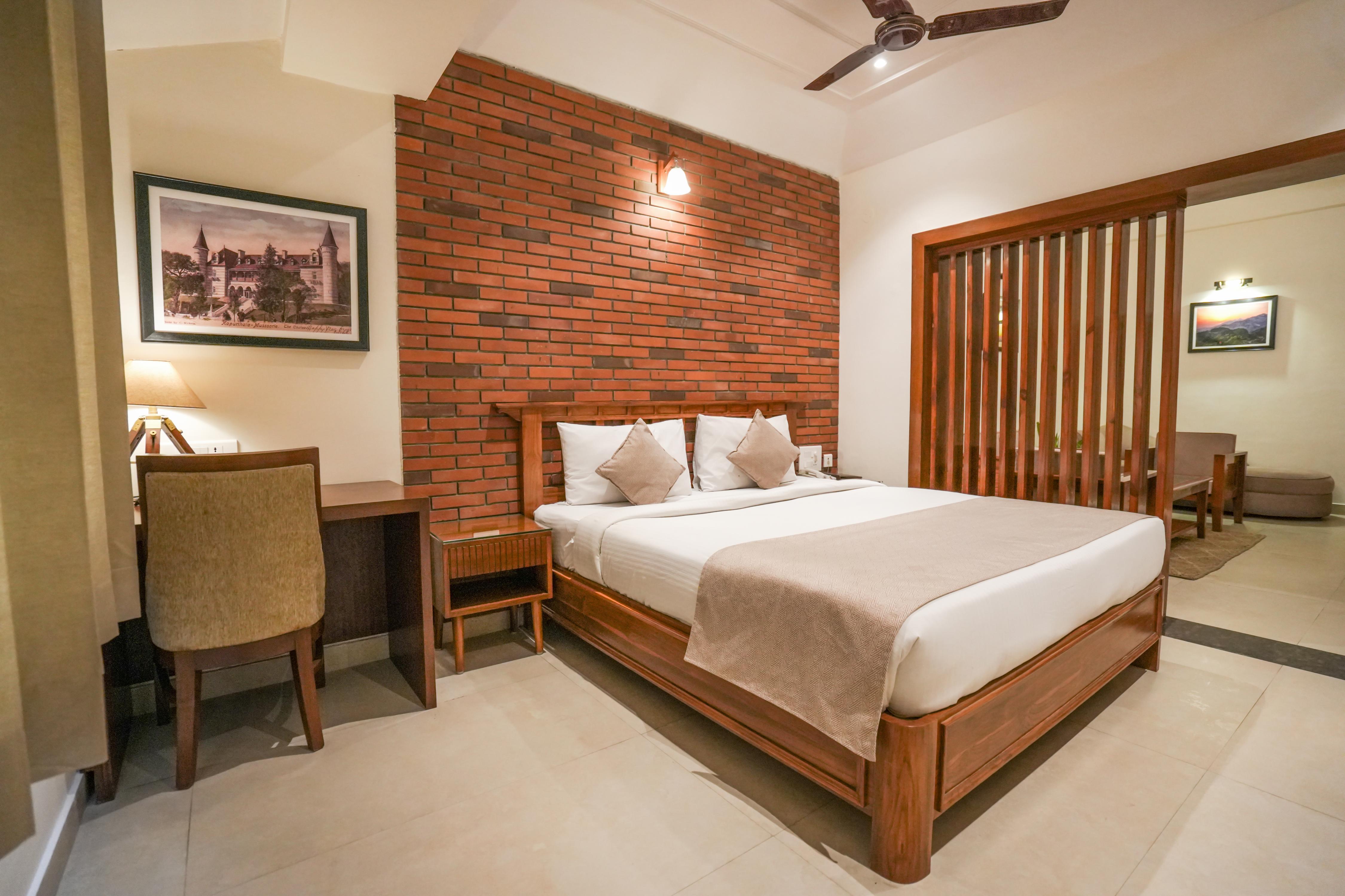 Hotel LP Residency Room Type - Suite Room With Separate Living Area and Working Desk