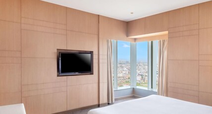 Crowne Plaza Greater Noida Room Type - 1 King Bed Bedroom Suite with bathtub