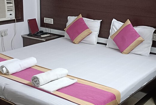 Hotel Su Shree Continental Near NDLS Station (Free Car Parking)
