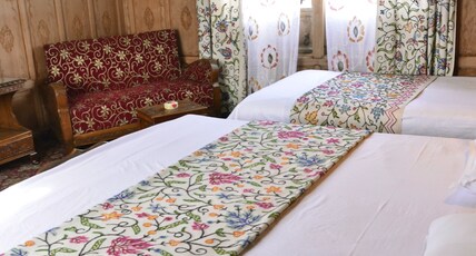 Floating Heaven Group Of House Boats Room Type - Premium Deluxe Room Floating Heaven Group Of House Boats Room Type - Premium Deluxe Room