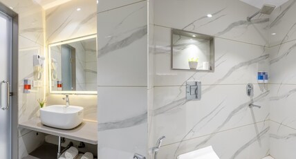 Newly Built Hotel Arjun - Just 5 mins from Rail and metro station Room Type - Premium Suite
