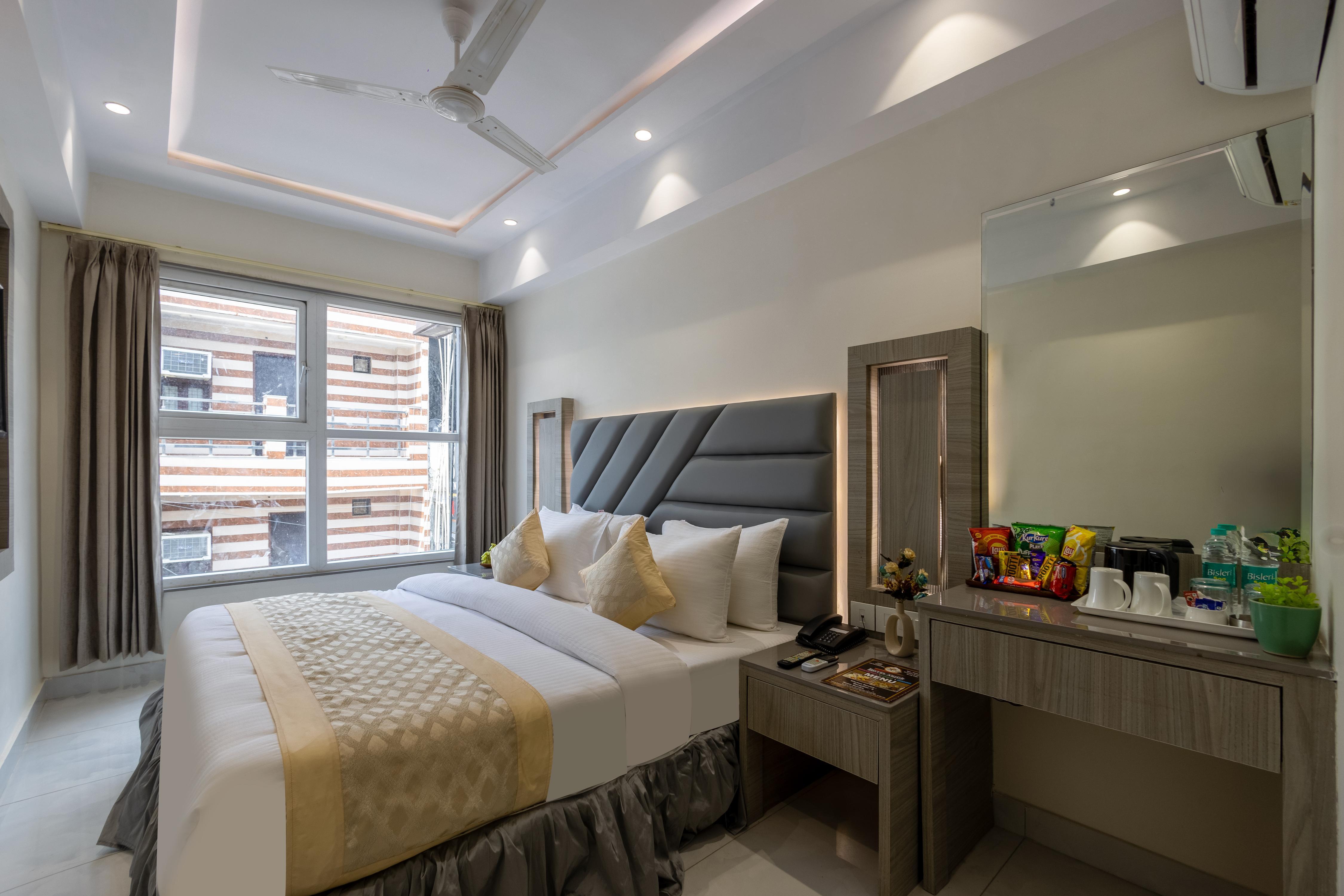 Newly Built Hotel Arjun - Just 5 mins from Rail and metro station