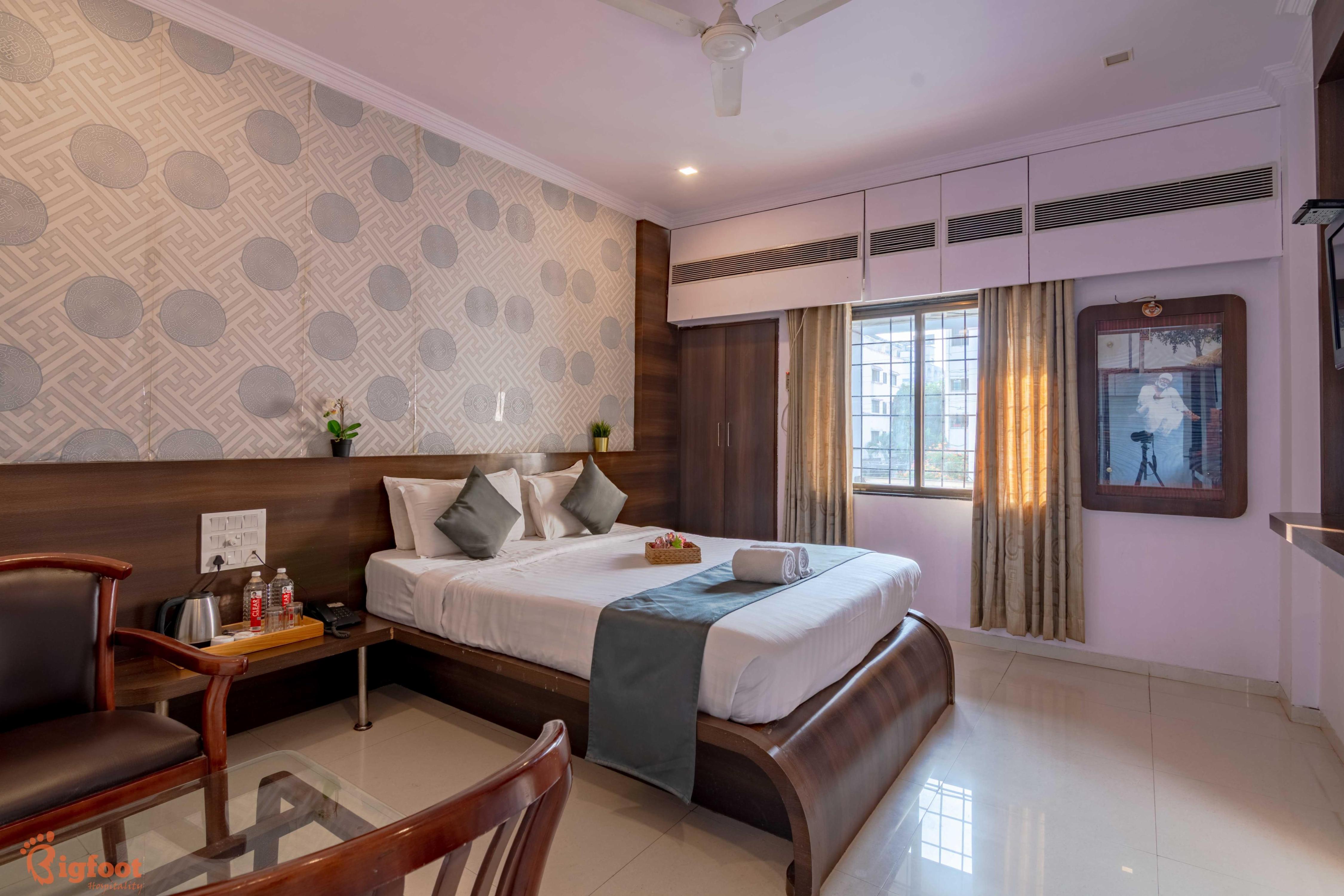 hotel saishree Room Type - Deluxe Room (Room With 1 King Bed) hotel saishree Room Type - Deluxe Room (Room With 1 King Bed)