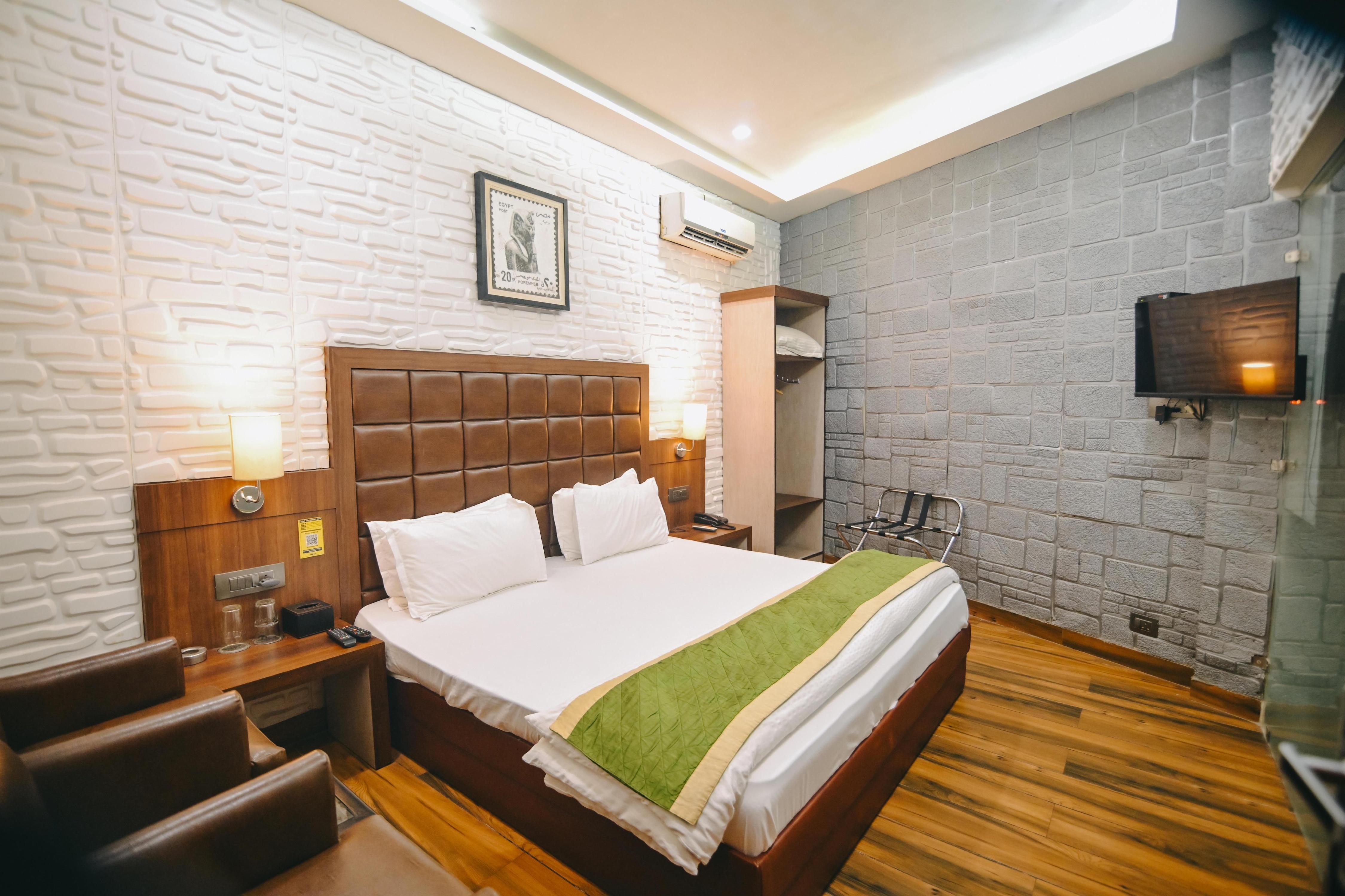 Hotel Puran Palace ( Pyramid )