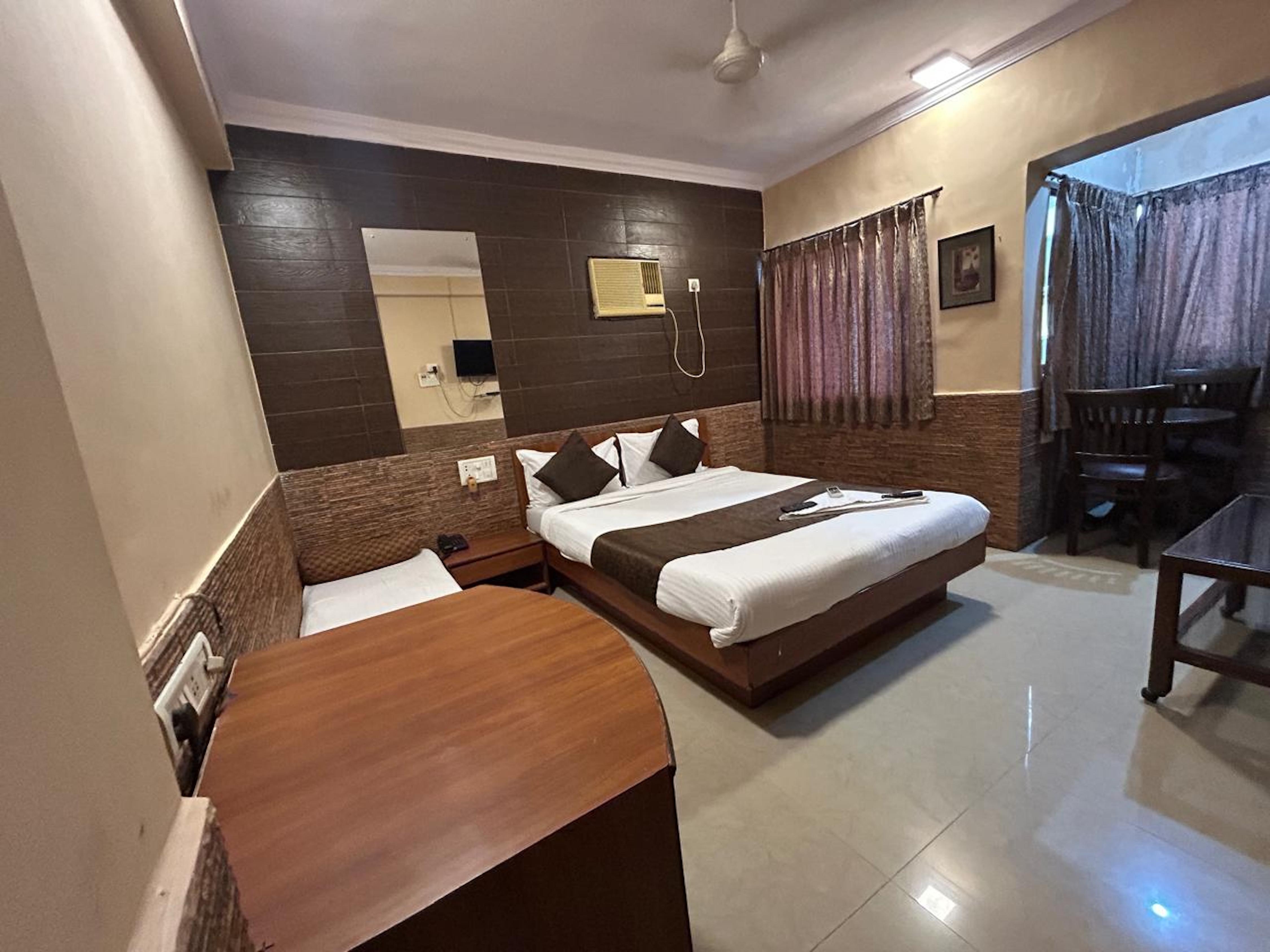 Hotel Lucky Bandra Room Type - Deluxe Room