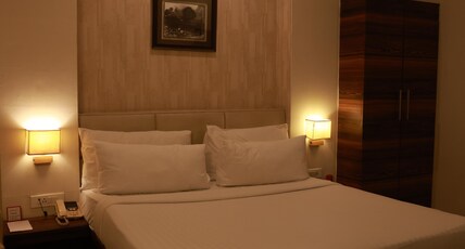 Sapna Clarks Inn - Lucknow Room Type - Deluxe AC room with Double Bed