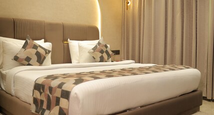 Hotel Sobti Continental Room Type - Suite Room With Living Area And Work desk