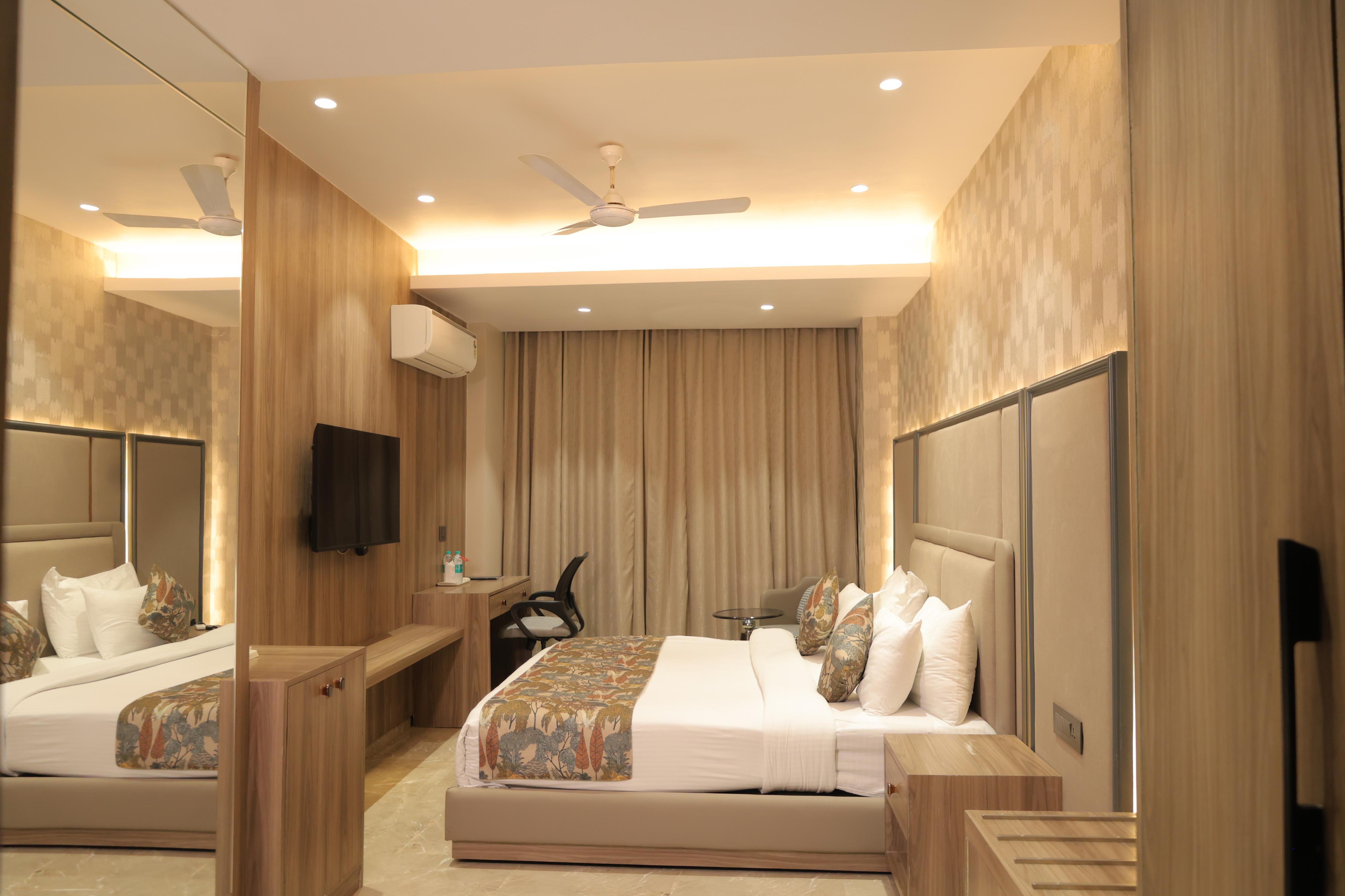 Hotel Sobti Continental Room Type - Executive Room with Living Area and Work Desk