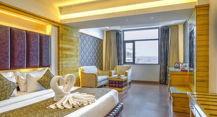 Saffron Leaf Room Type - Executive Room with City View and Working Desk