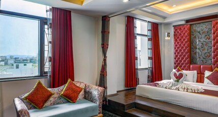 Saffron Leaf Room Type - Presidential Suite with Working Desk