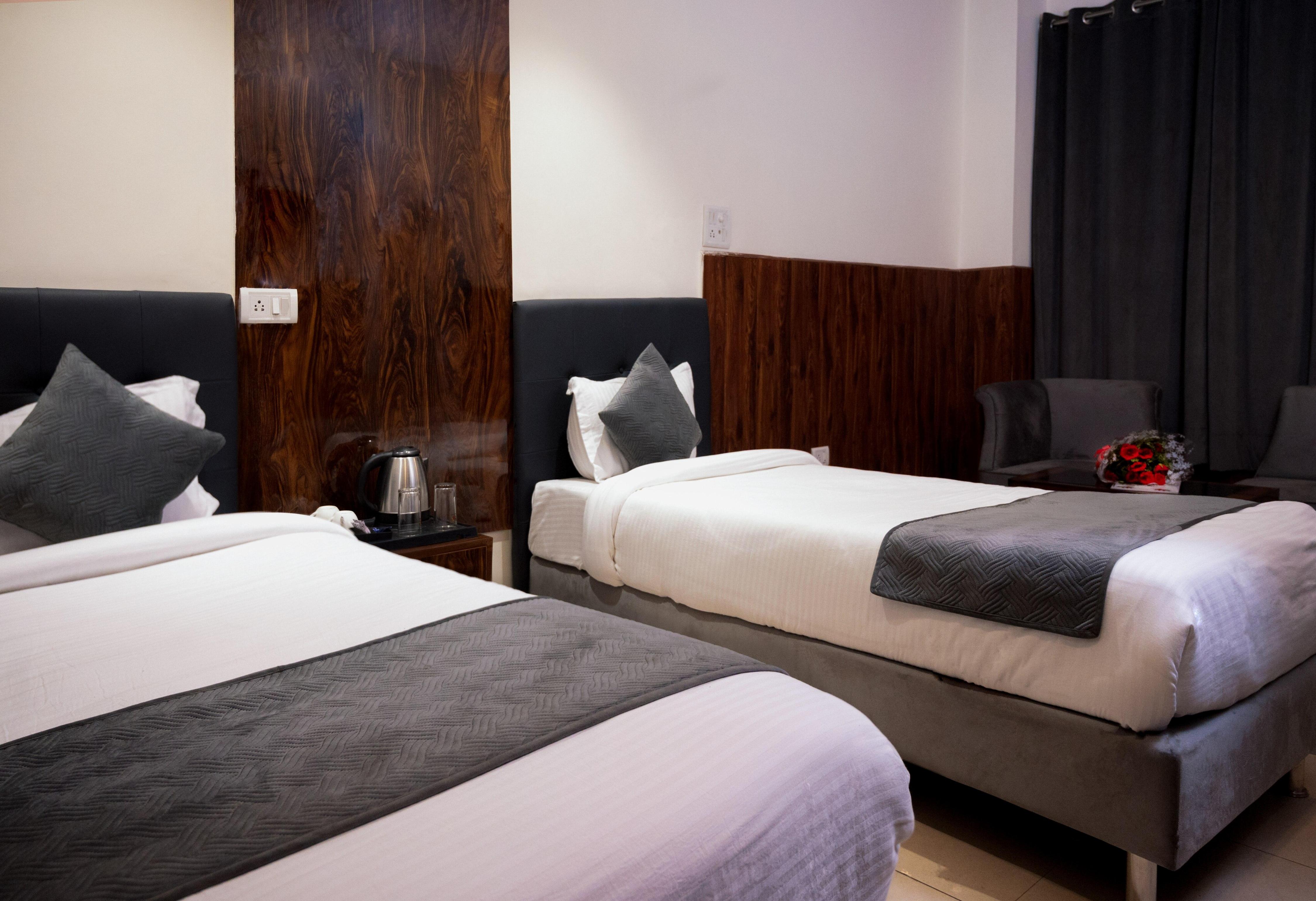 Hotel Paragon - Tap to explore photos