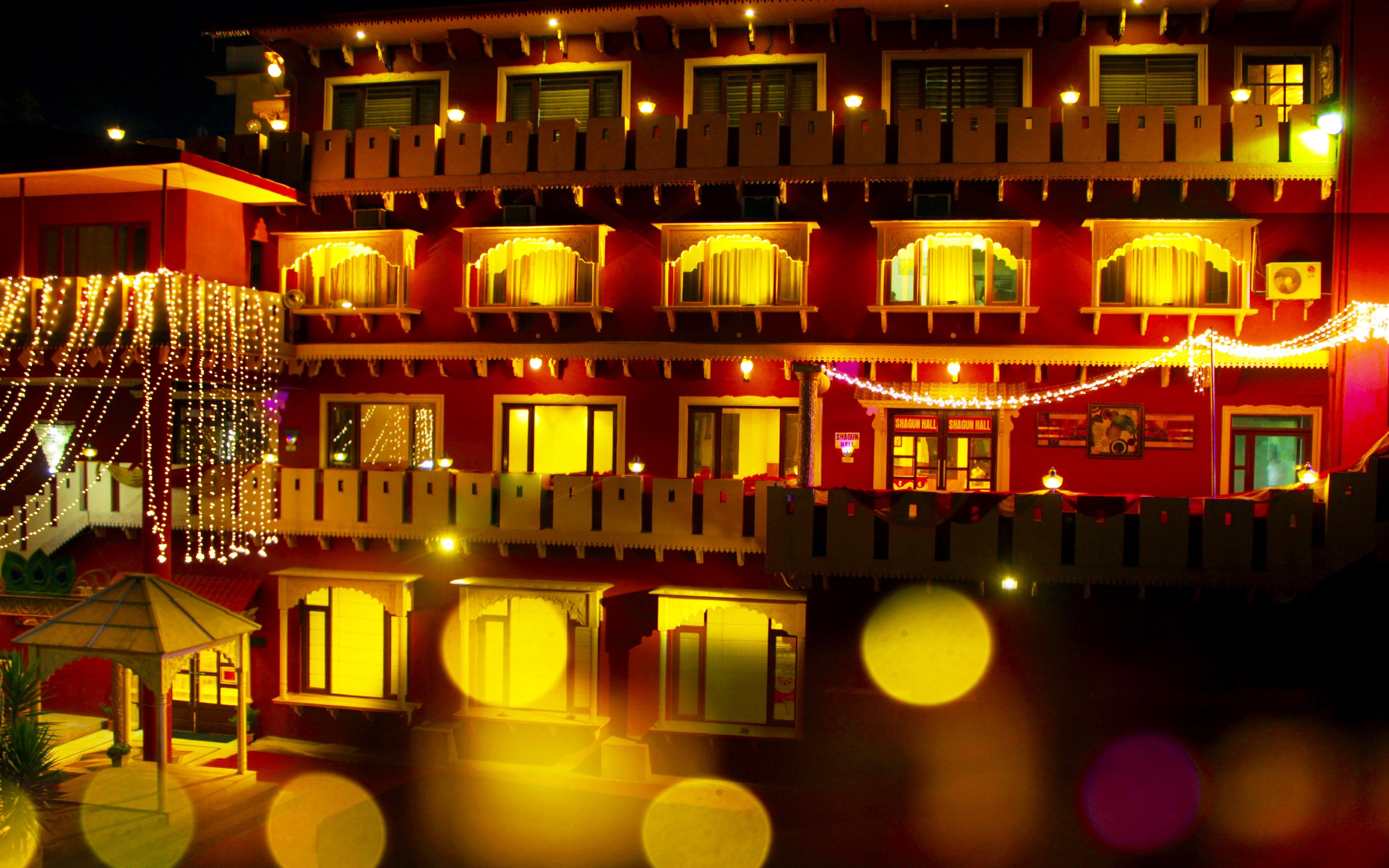 Hotel Paragon - Tap to explore photos