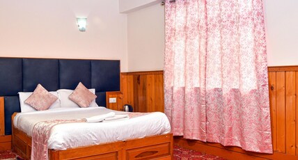 Rufina Royal Lachung A Pure Veg Hotel Room Type - Deluxe Room