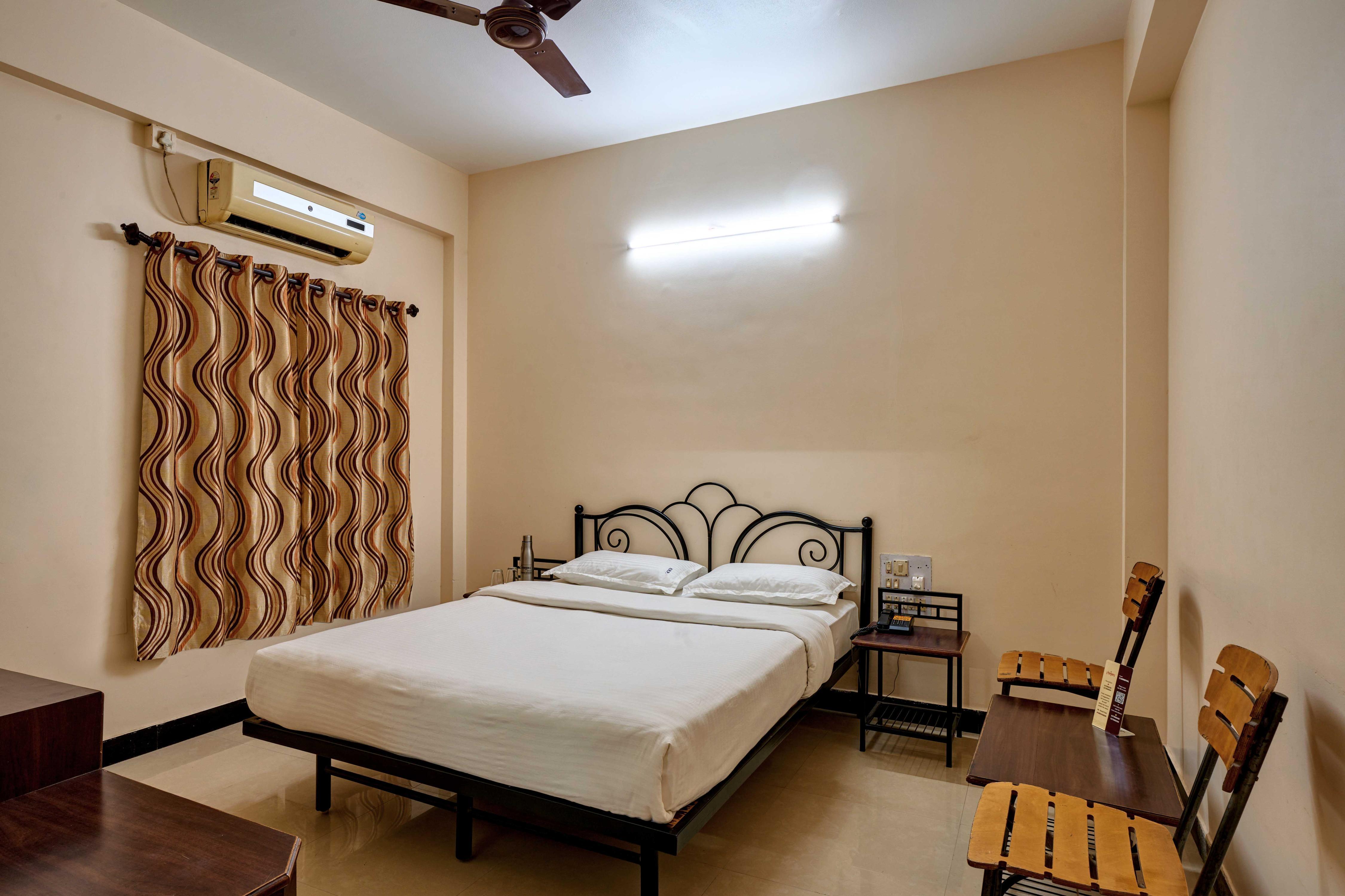 Hotel Rajpurush Room Type - Deluxe Room Non AC