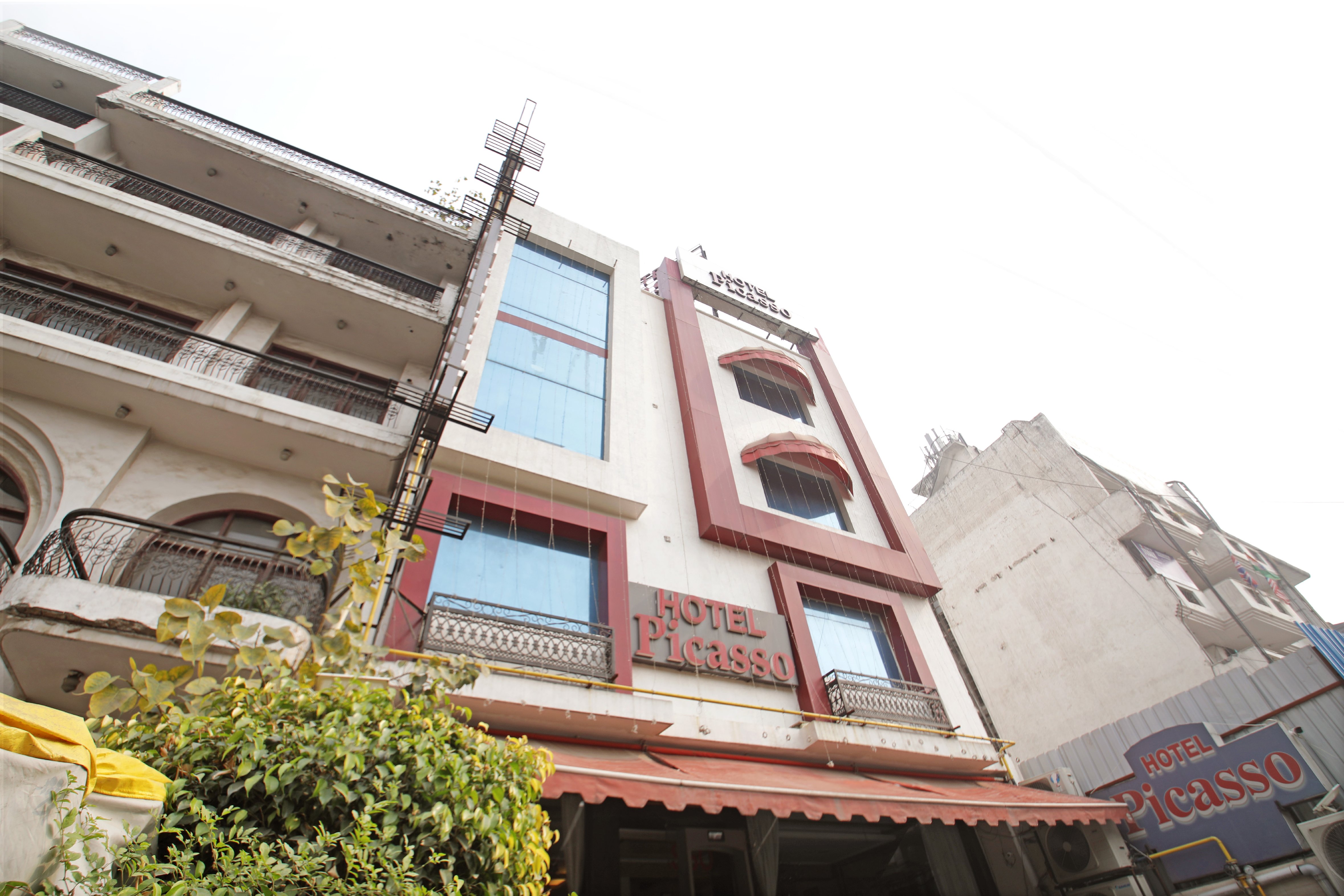 Hotel Picasso - Paschim Vihar - Tap to explore photos