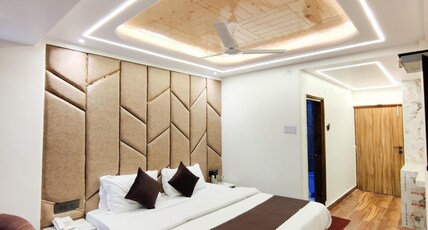 Hotel Cosmos Mall Road Room Type - Luxury-Triple bed