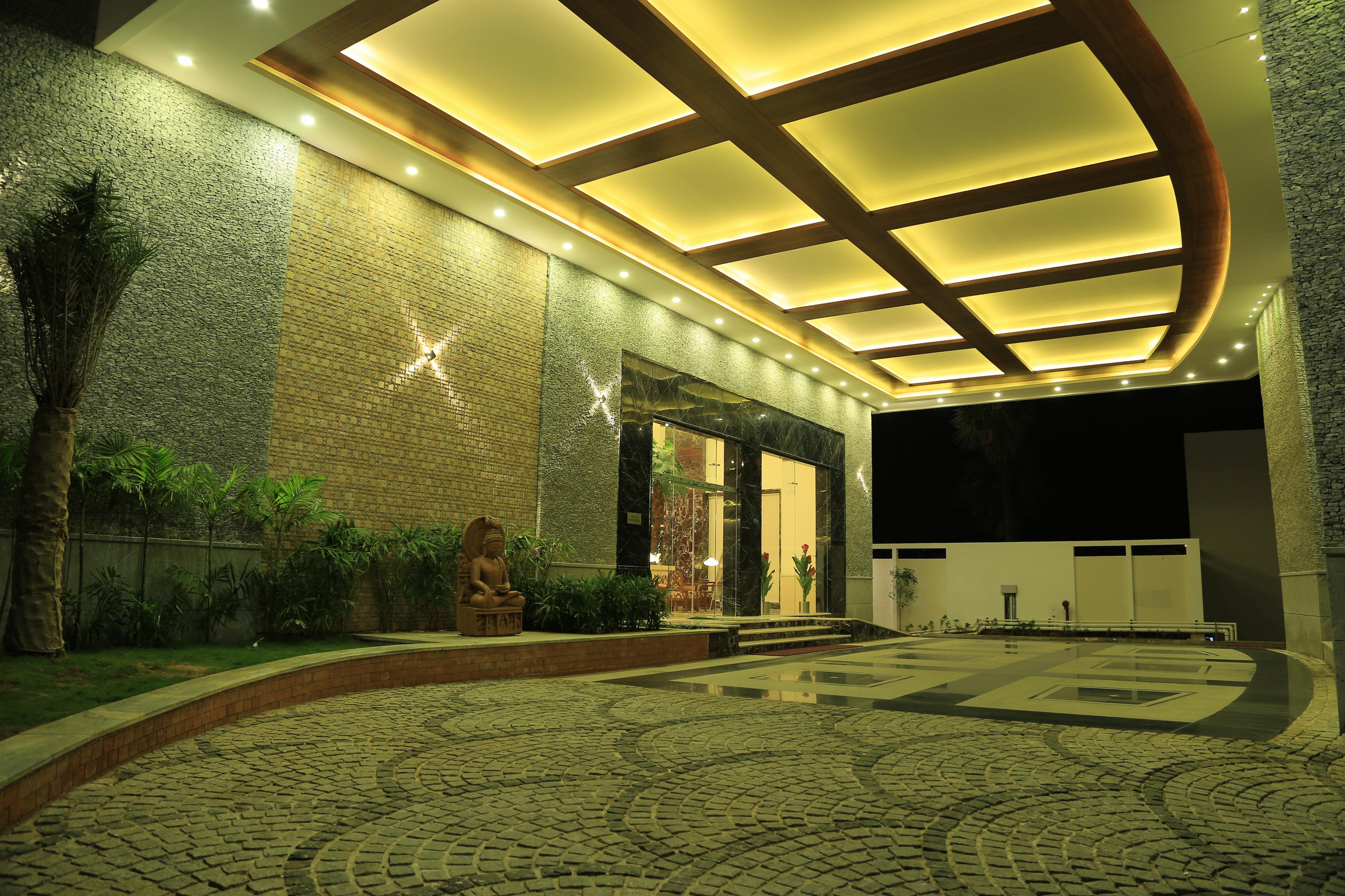 Dhanalakshmi Srinivasan Hotel(40 minutes from Tiruchirappalli) - Tap to explore photos