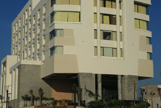 Dhanalakshmi Srinivasan Hotel(40 minutes from Tiruchirappalli)