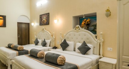 Shree Ganesha Palace Near Kashi Vishwanath Temple Room Type - Family Room