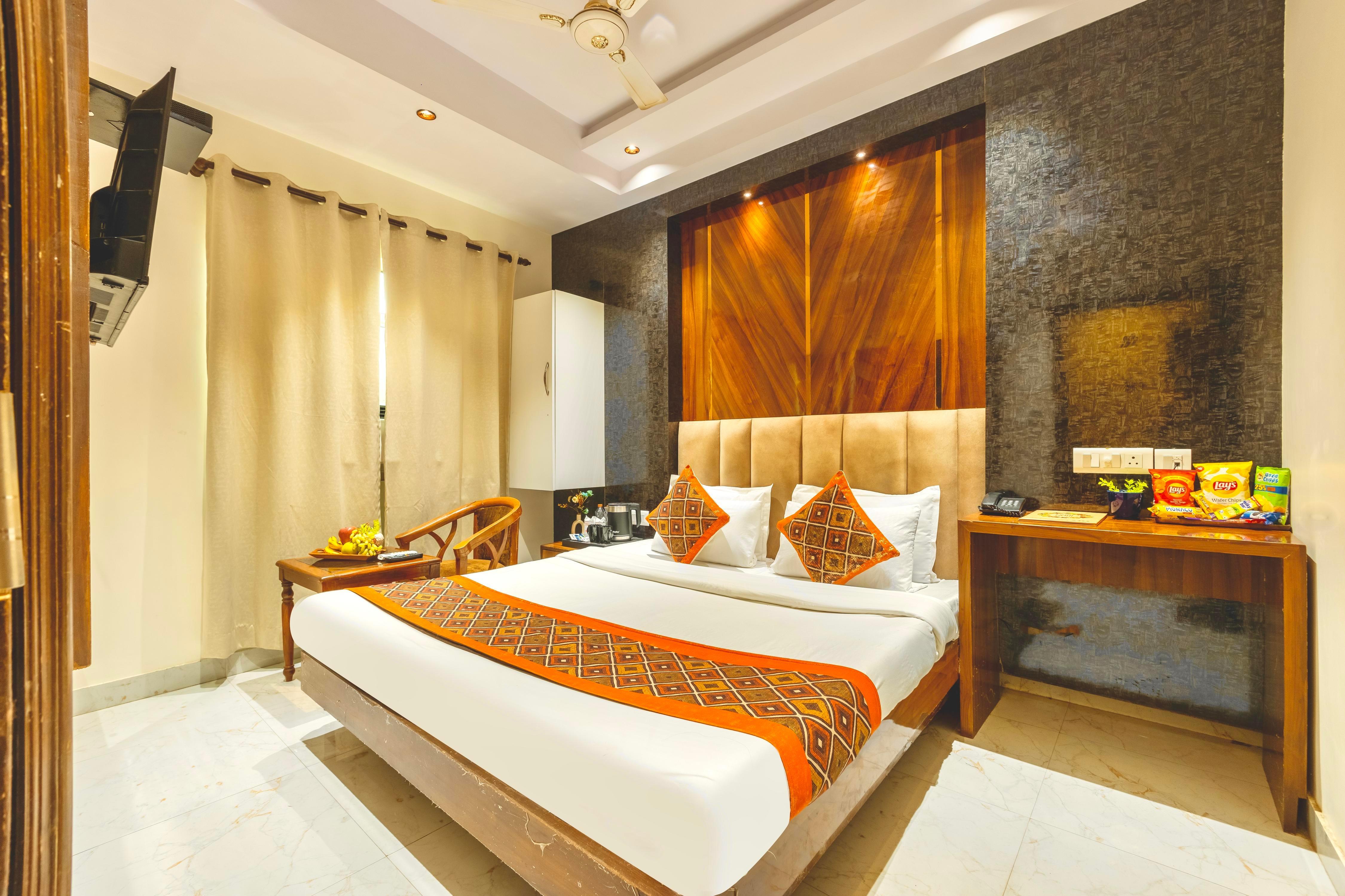 Hotel Golden Wings @2 Minute Walk from New Delhi Railway Station