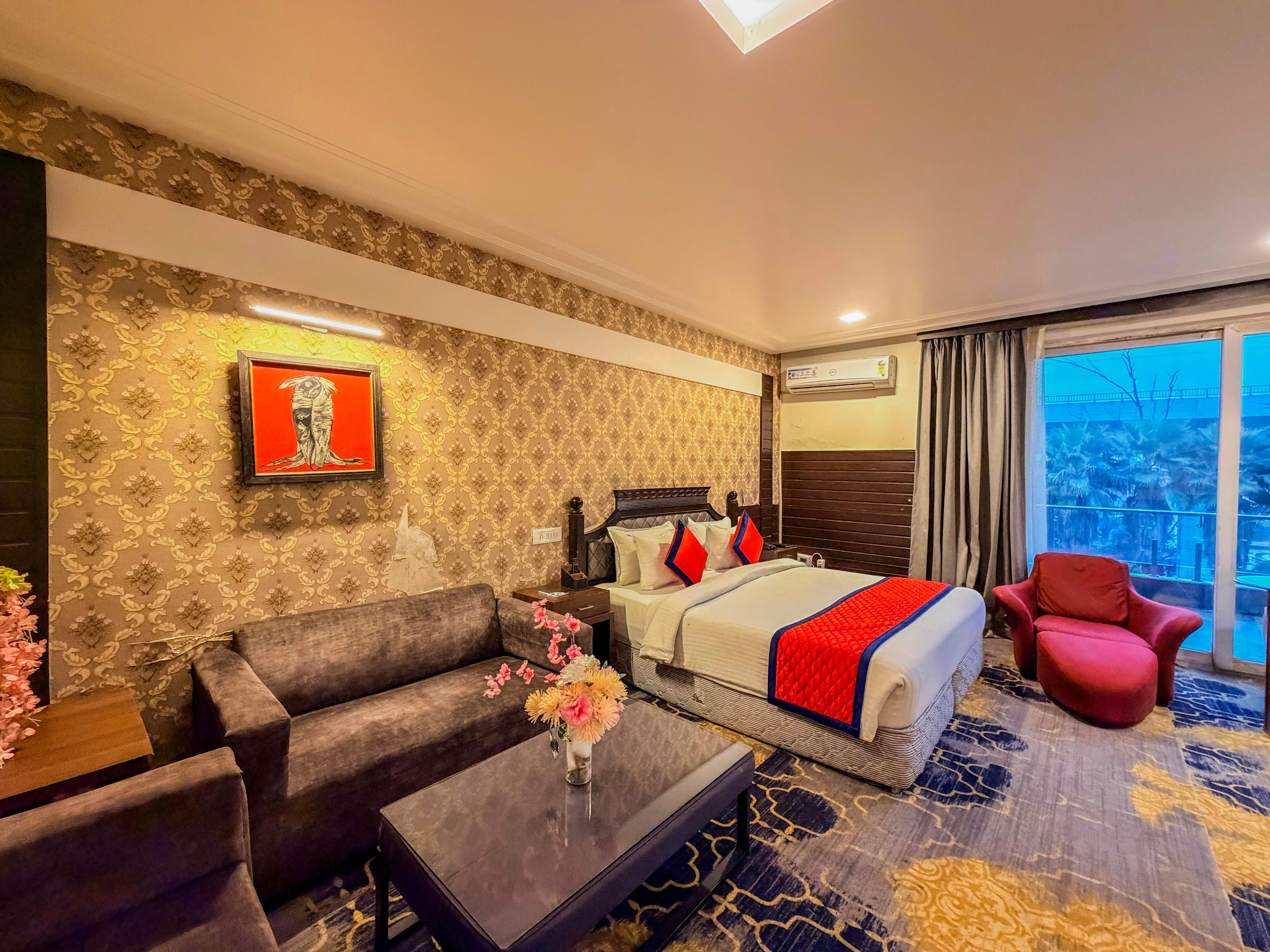 Spree Hotel Meerut Room Type - Suite Room With Bath Tub