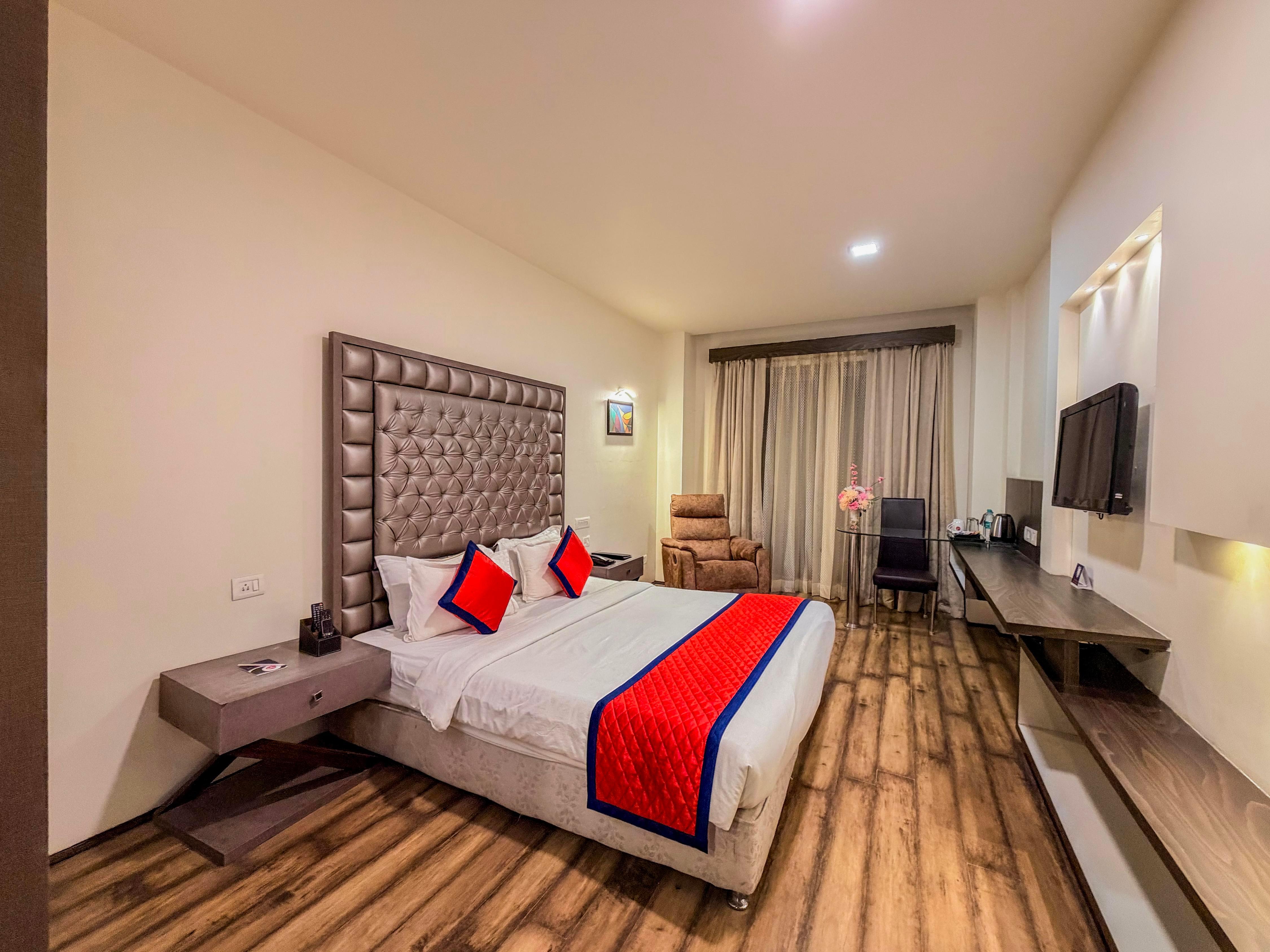 Spree Hotel Meerut Room Type - Superior Room With Bath Tub