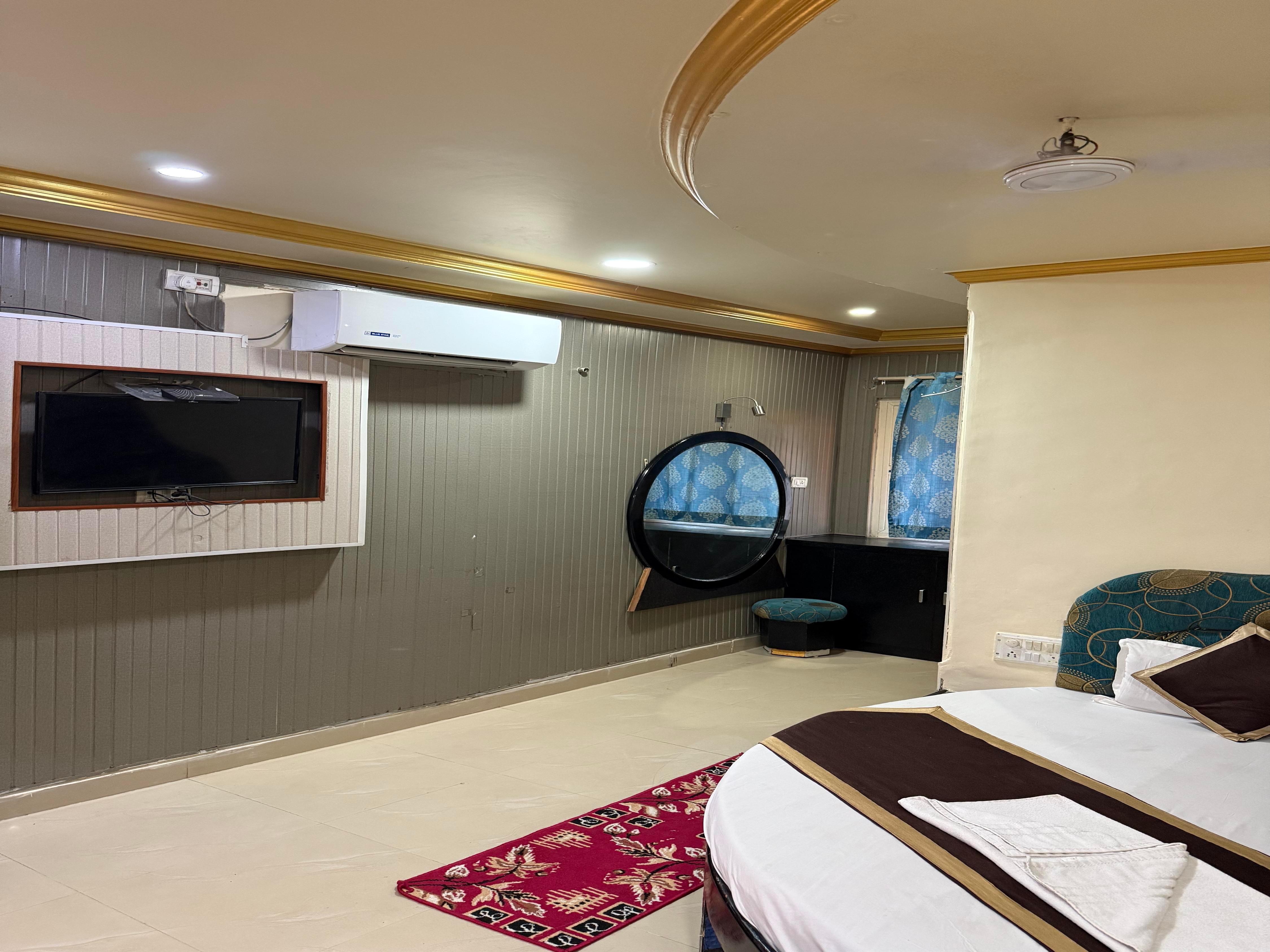 Hotel Vijayshree - Tap to explore photos