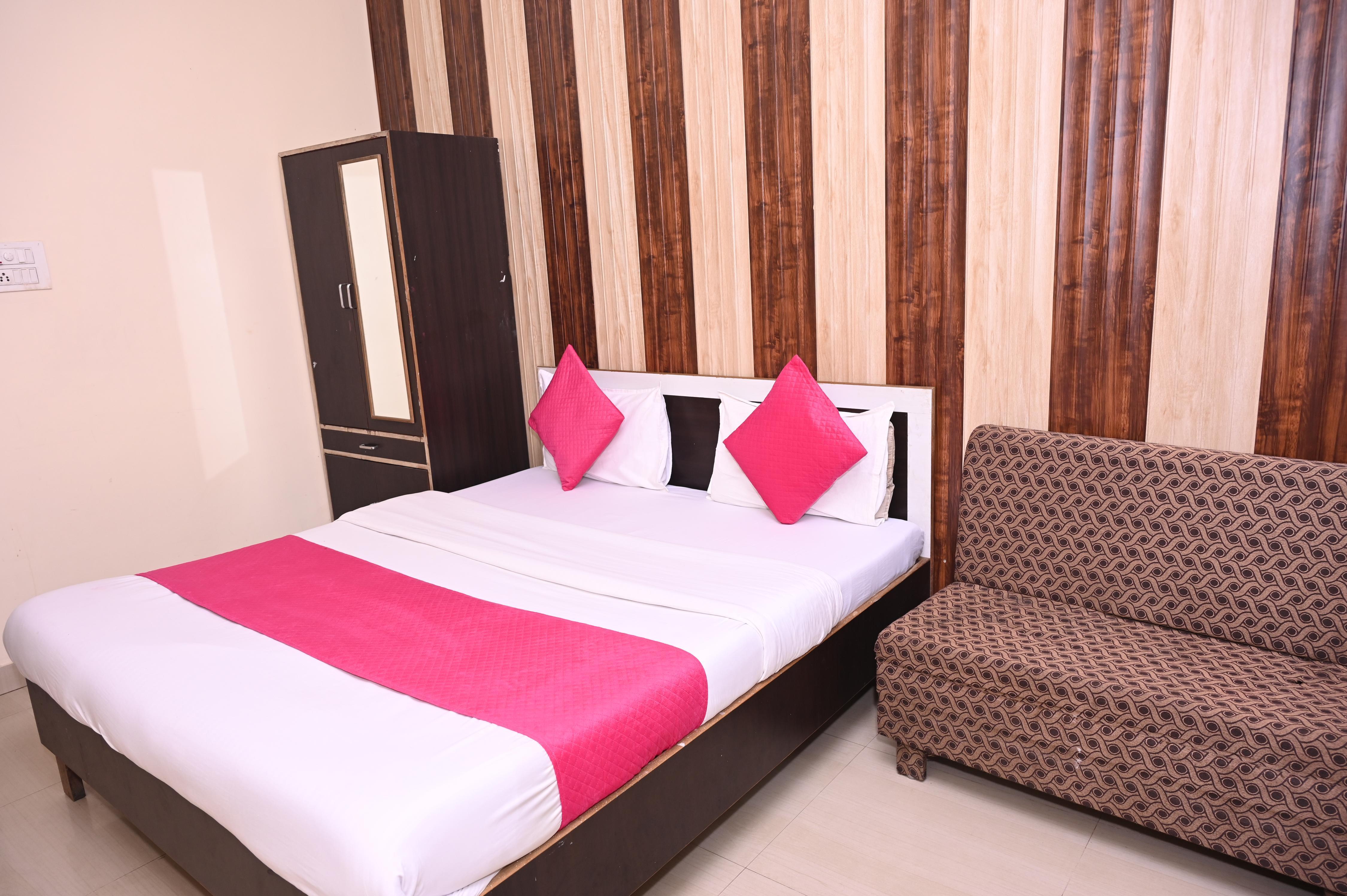 Hotel Pavitri | 5 Min Walk Kashi Vishwanath Room Type - Deluxe Room