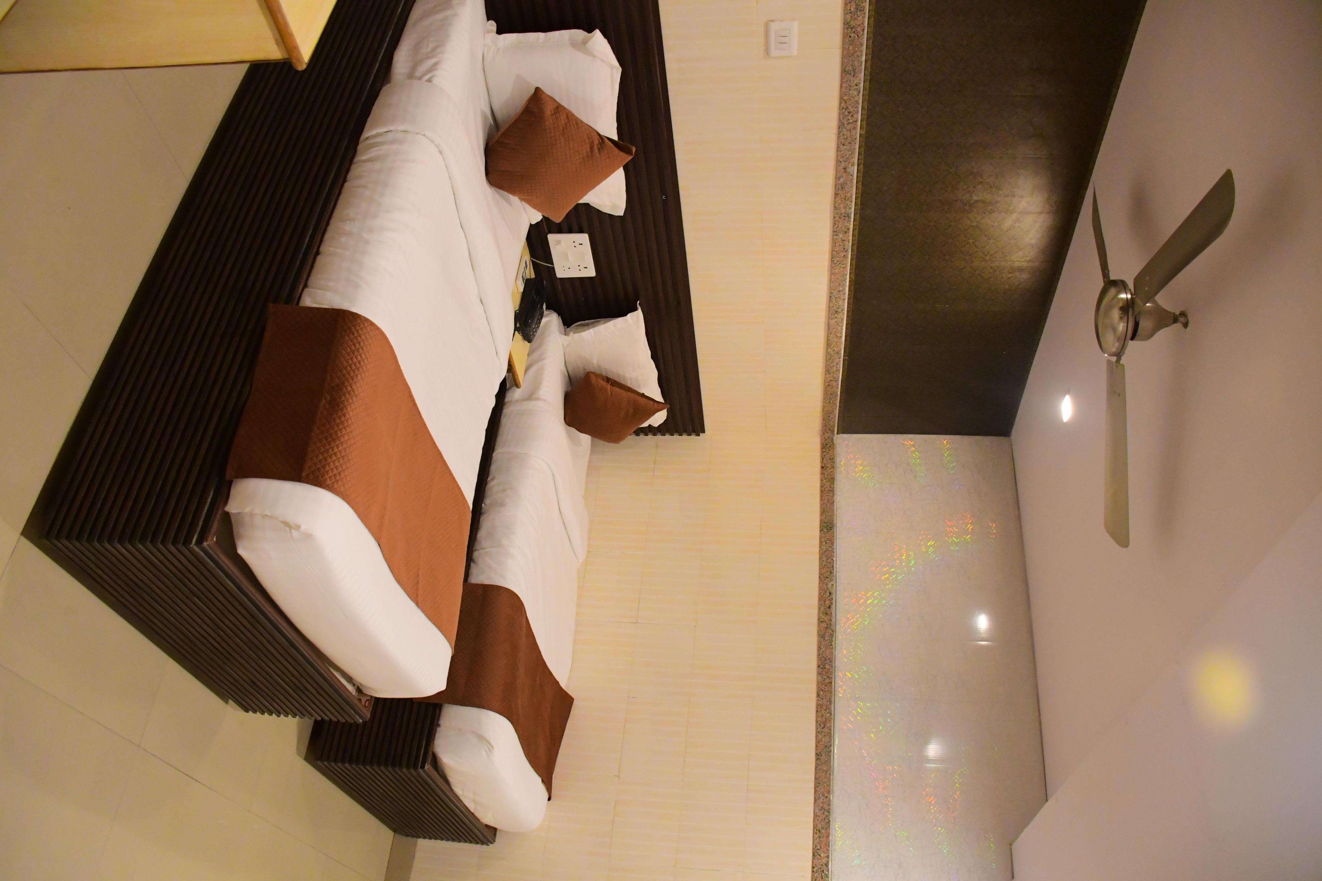 Hotel Shree Hari - Tap to explore photos
