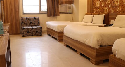 Hotel Moon Star Room Type - Super Deluxe Six Bed AC Room
