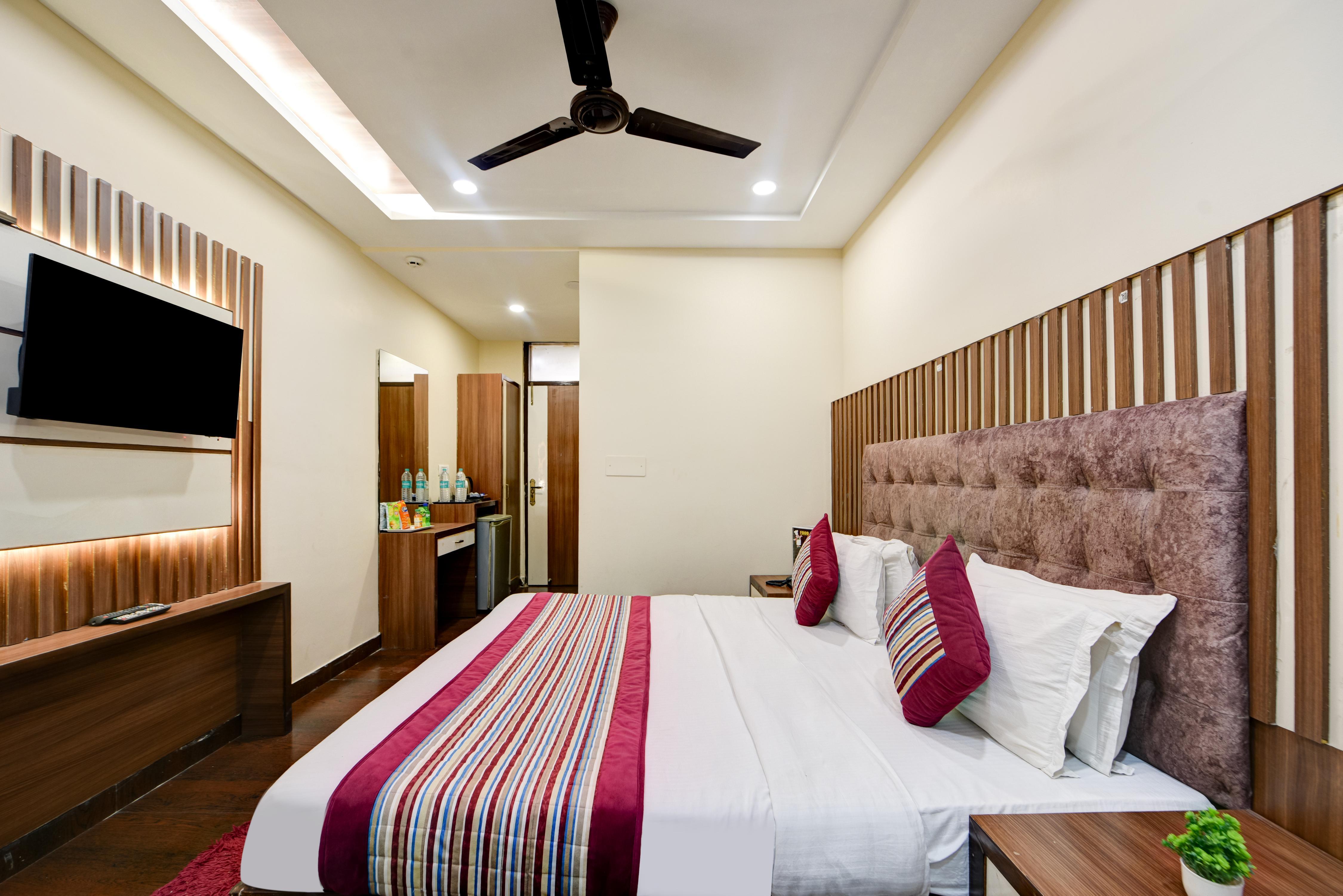 Batra Holiday Home Near Nizamuddin Railway Station - Tap to explore photos