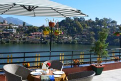 Hotel Harshikhar A Panoramic Lake view Property